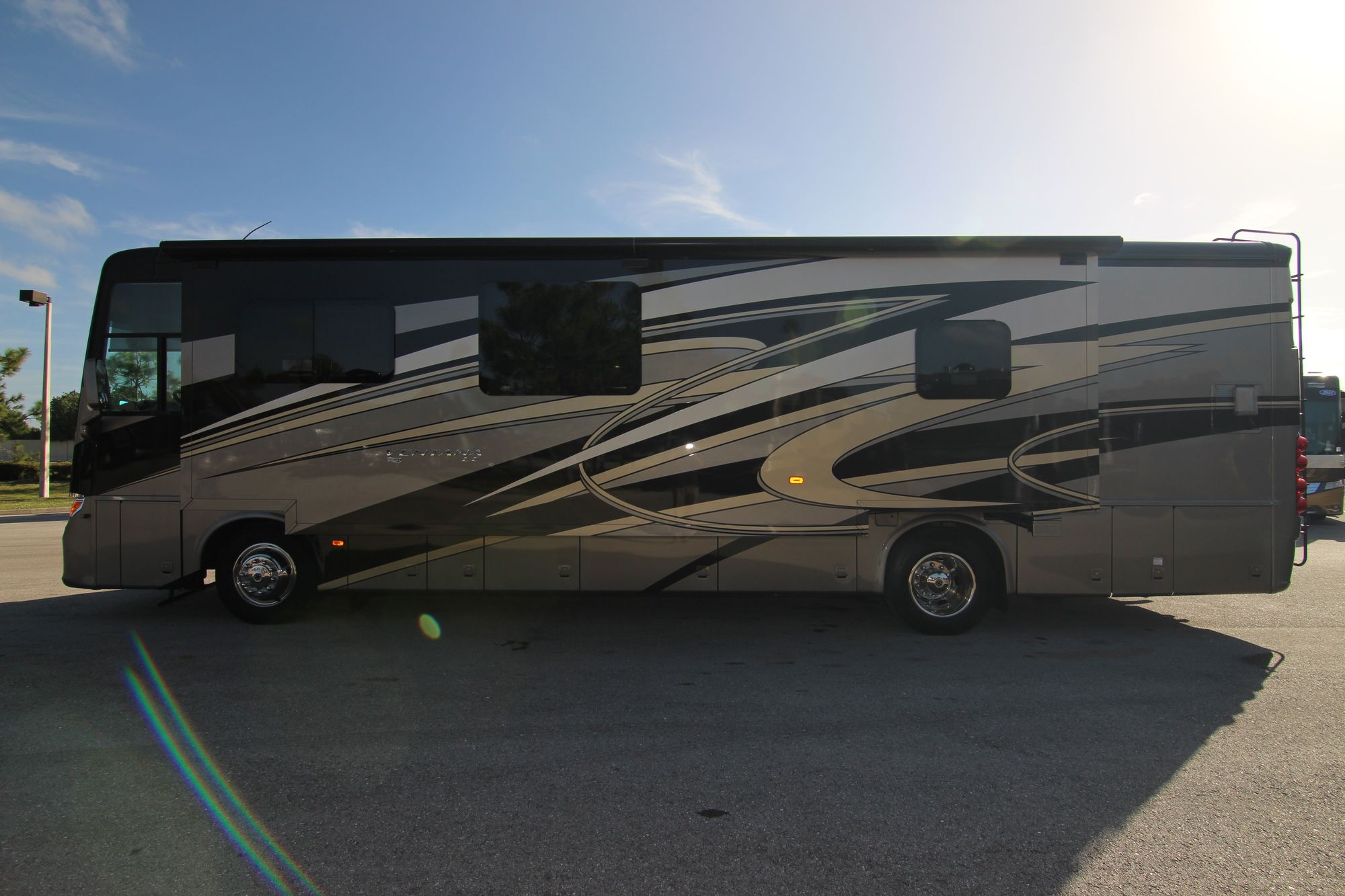 Used 2016 Newmar Ventana Le 3709 Class A  For Sale