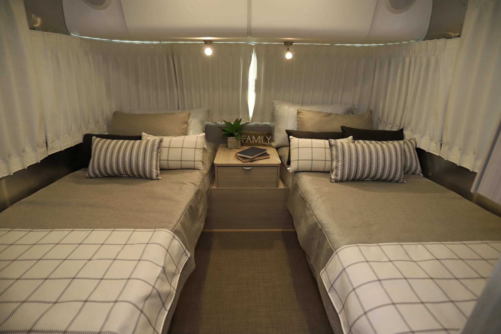 New 2020 Airstream Globetrotter 25FB Travel Trailer  For Sale