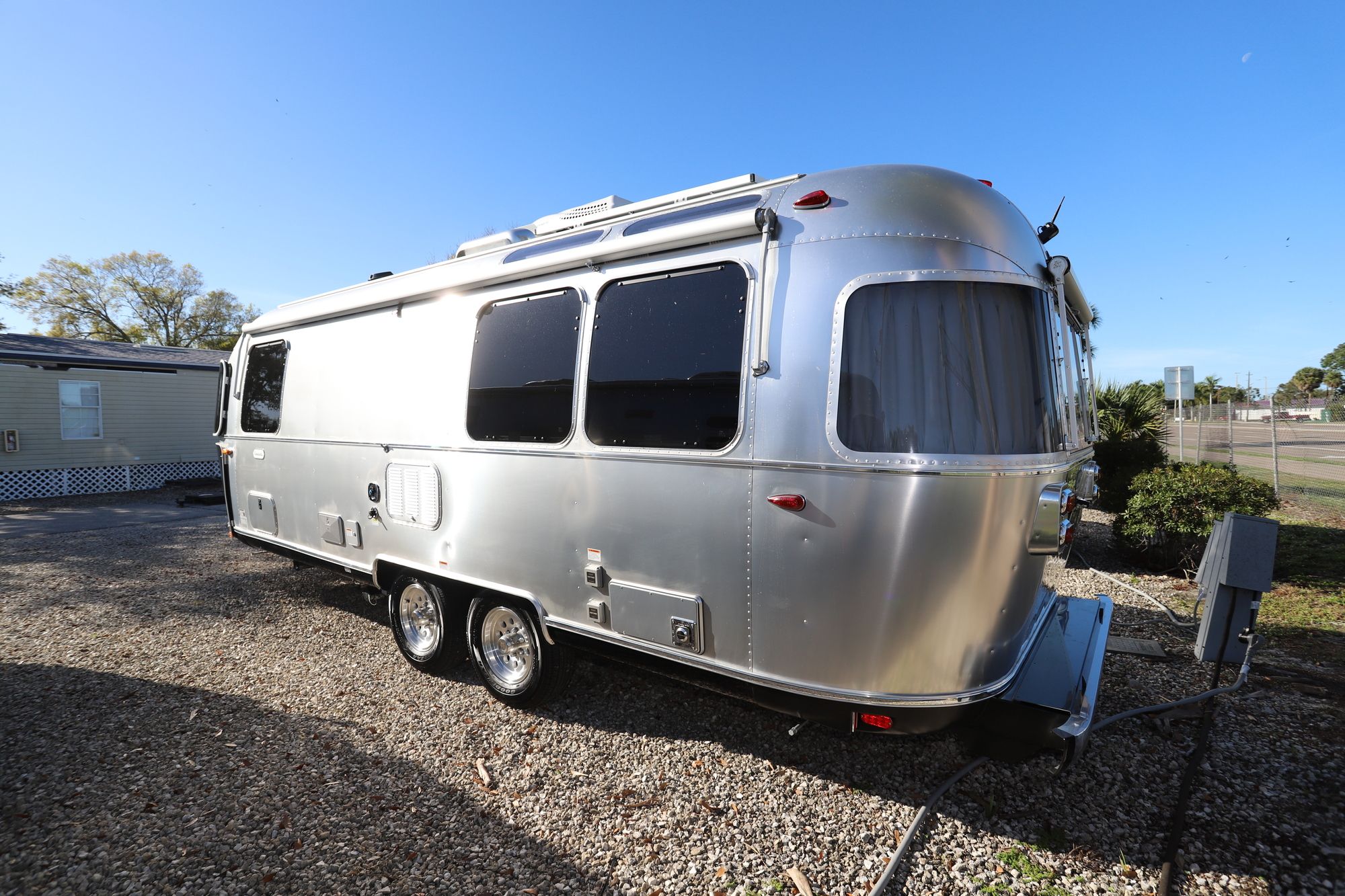 New 2020 Airstream Globetrotter 25FB Travel Trailer  For Sale