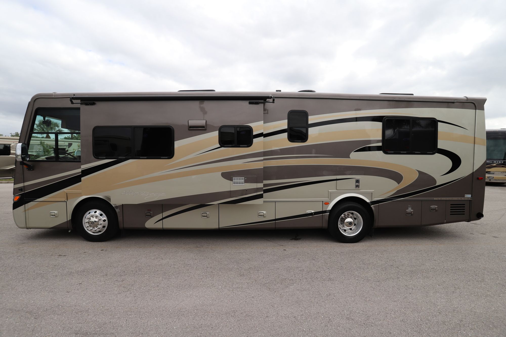 Used 2014 Tiffin Motor Homes Breeze 32BR Class A  For Sale