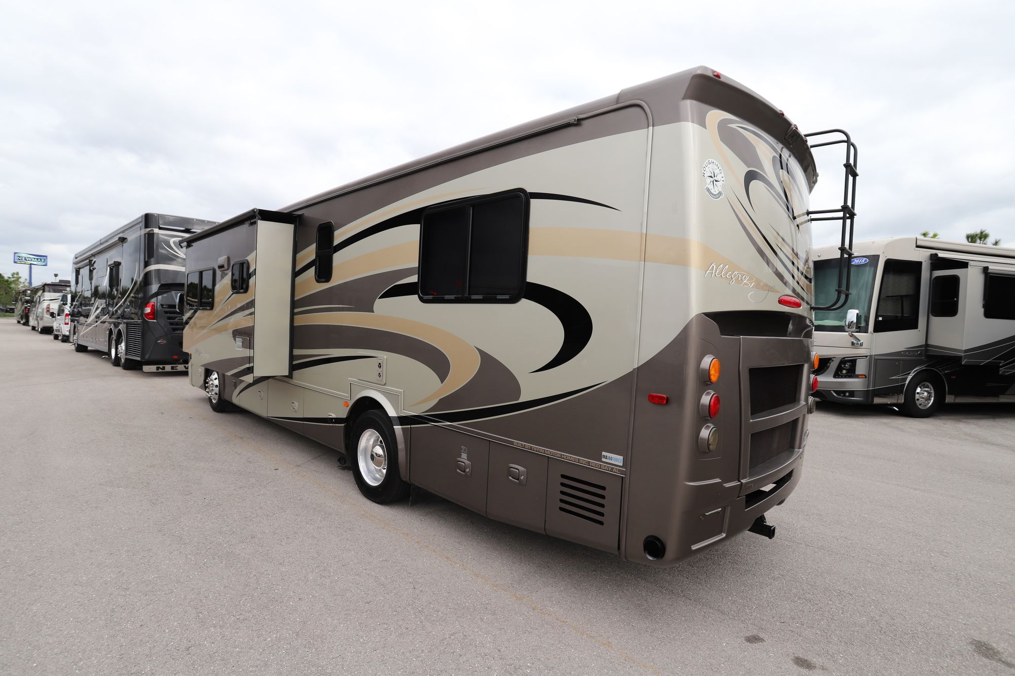 Used 2014 Tiffin Motor Homes Breeze 32BR Class A  For Sale