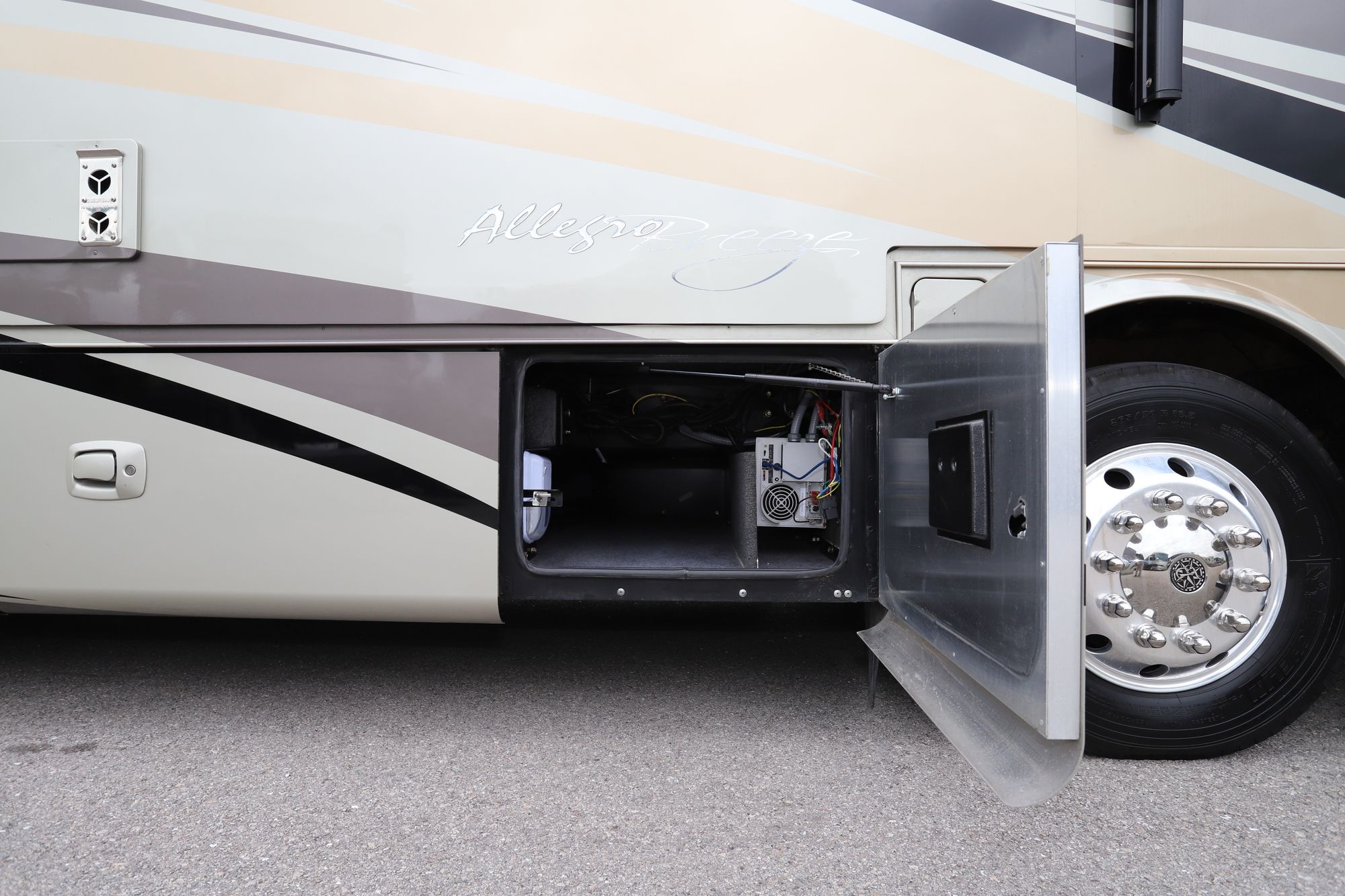 Used 2014 Tiffin Motor Homes Breeze 32BR Class A  For Sale