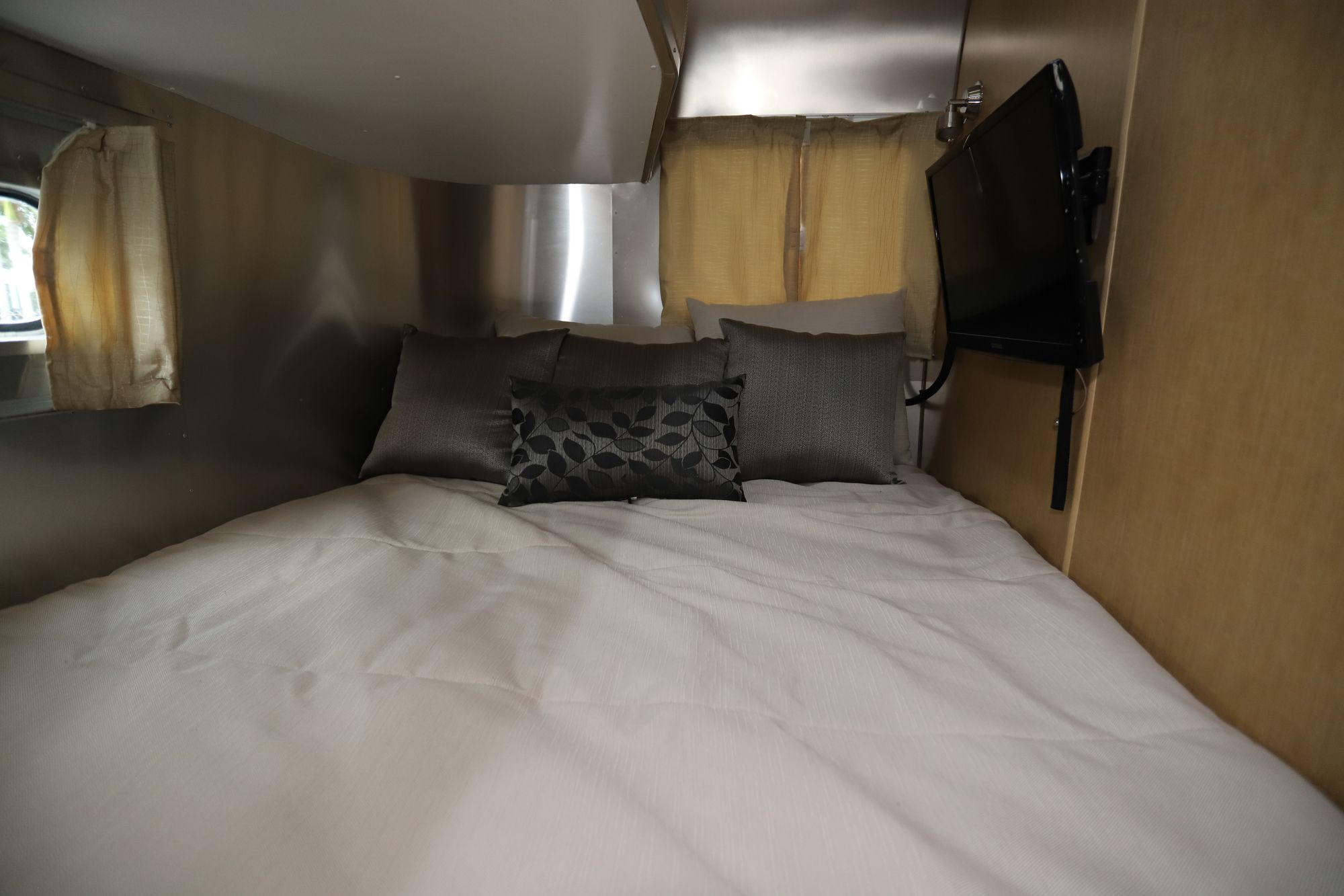 Used 2016 Airstream Flying Cloud 30FB Travel Trailer  For Sale