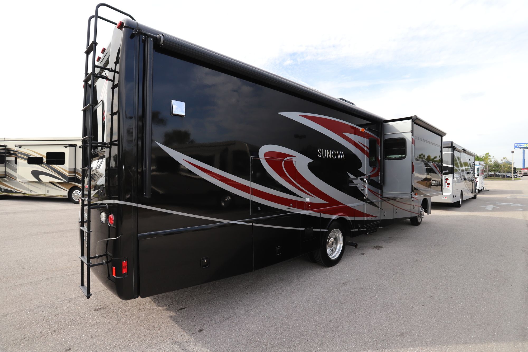 Used 2016 Winnebago Sunova 35G Class A  For Sale