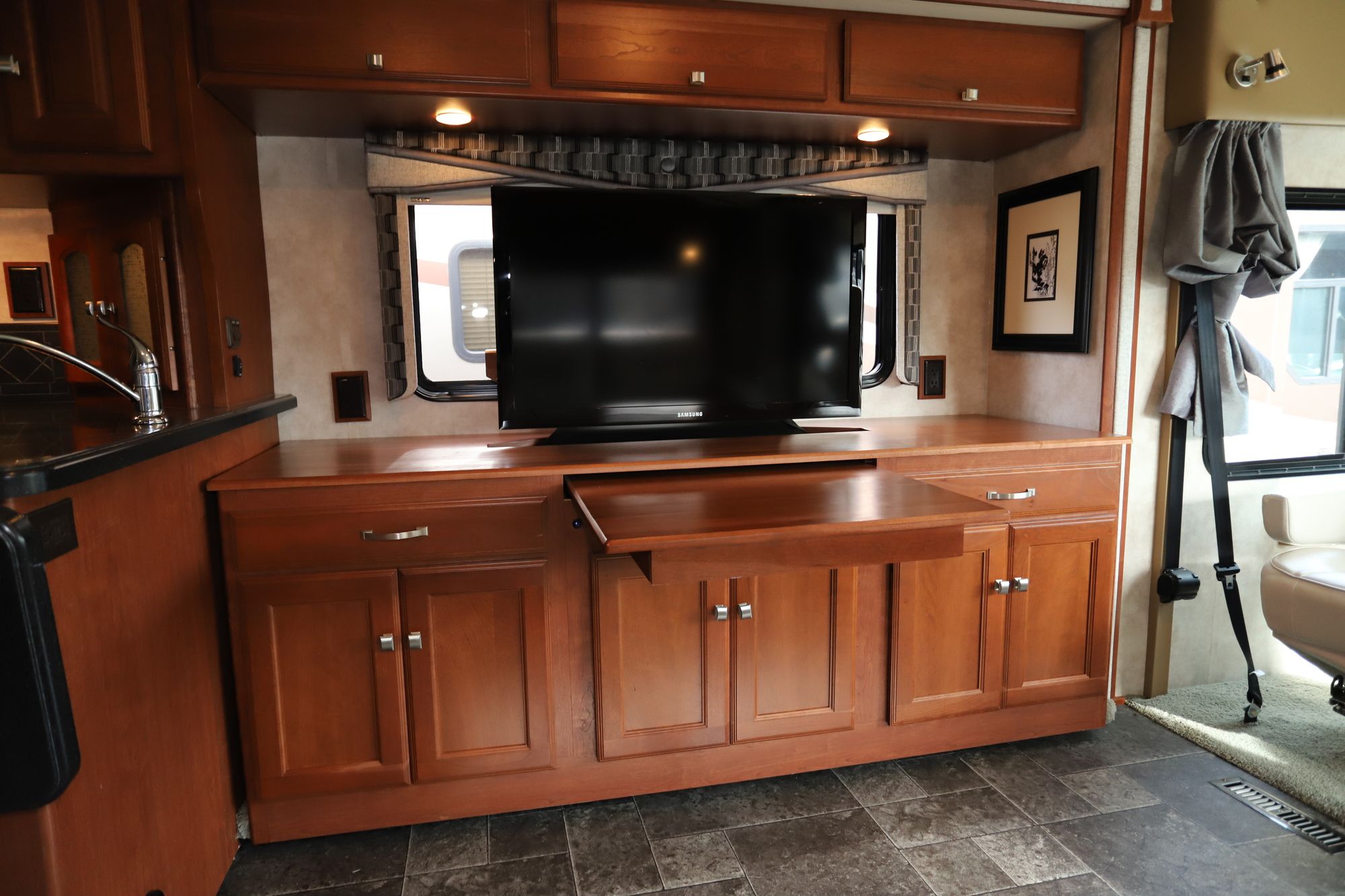 Used 2013 Winnebago Sightseer 33C Class A  For Sale