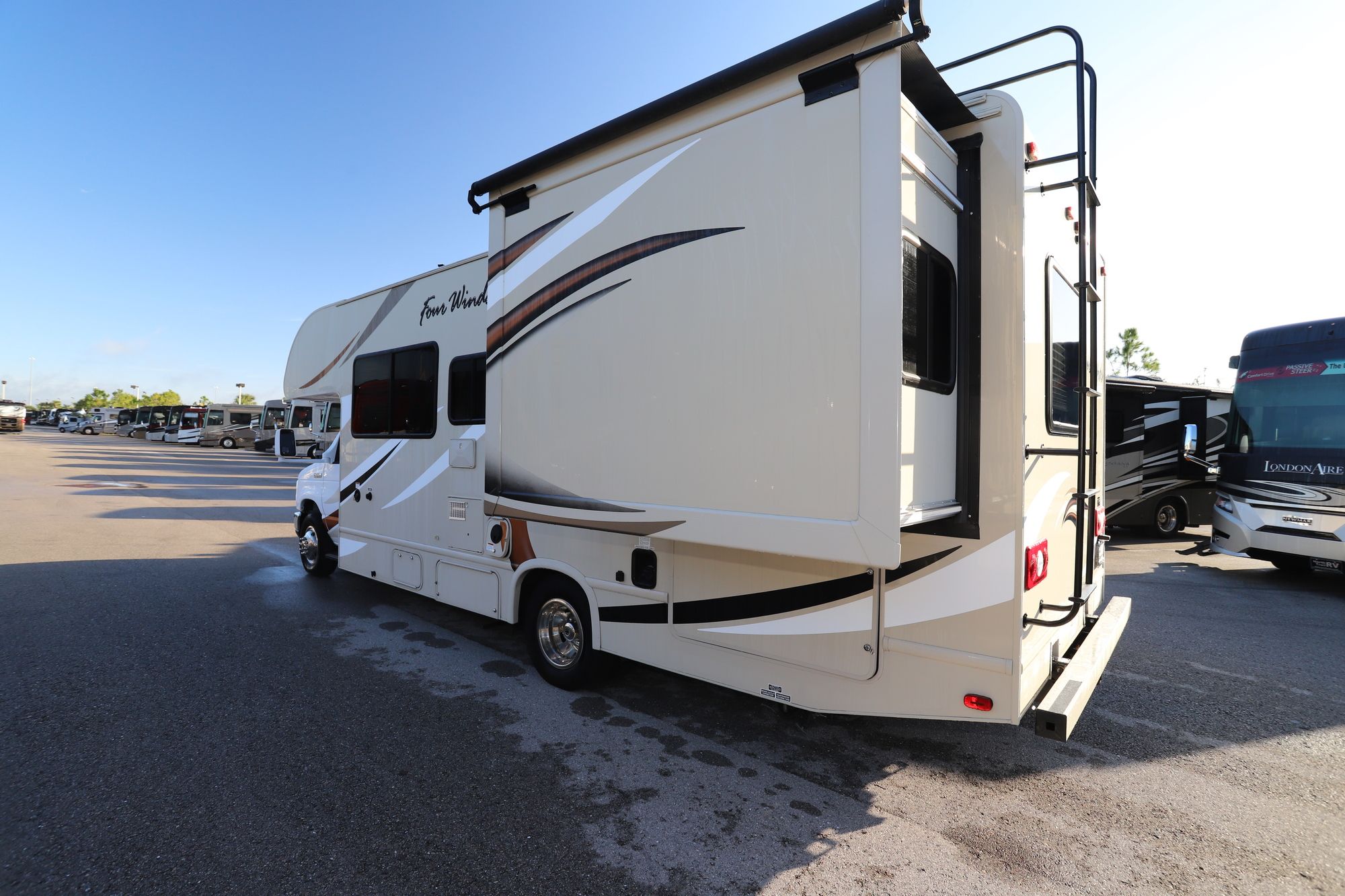 Used 2017 Thor Fourwinds 26B Class C  For Sale