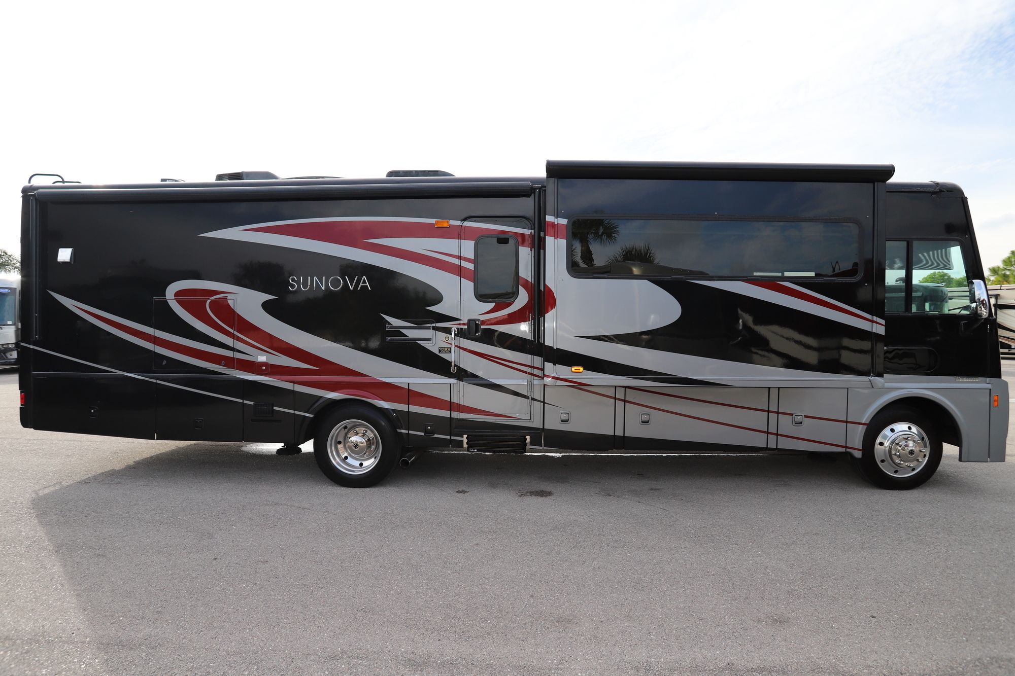 Used 2016 Winnebago Sunova 35G Class A  For Sale