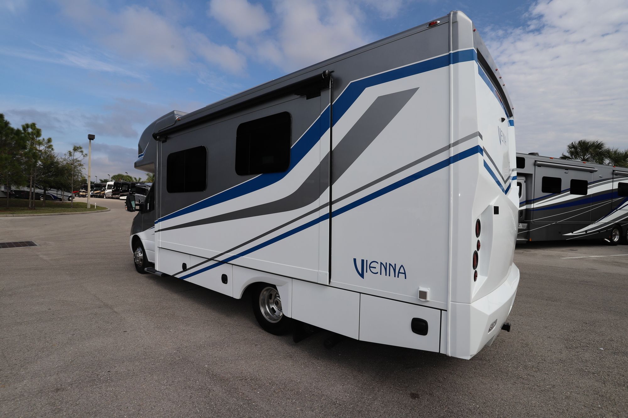 New 2020 Renegade Rv Vienna 25-V-RMC Class C  For Sale