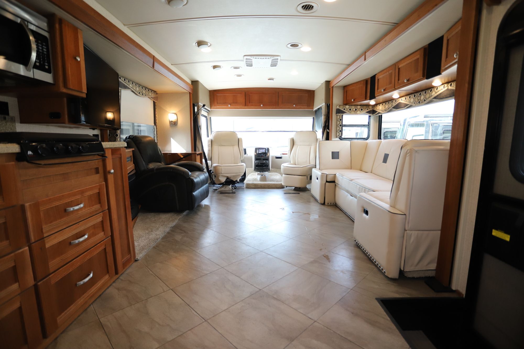 Used 2016 Winnebago Sunova 35G Class A  For Sale