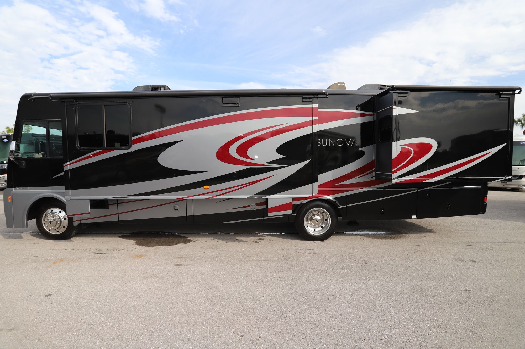 Used 2016 Winnebago Sunova 35G Class A  For Sale