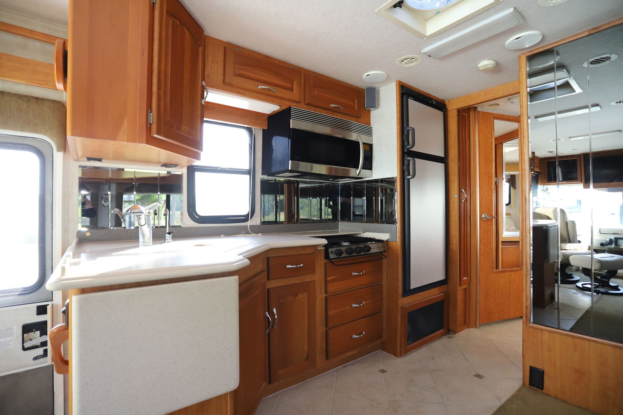 Used 2005 National Rv Dolphin 6320XL Class A  For Sale