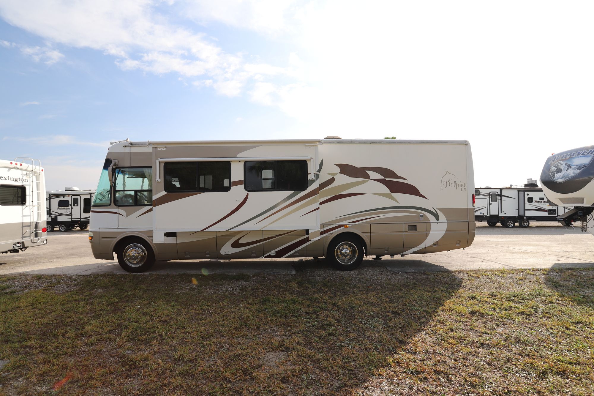 Used 2005 National Rv Dolphin 6320XL Class A  For Sale