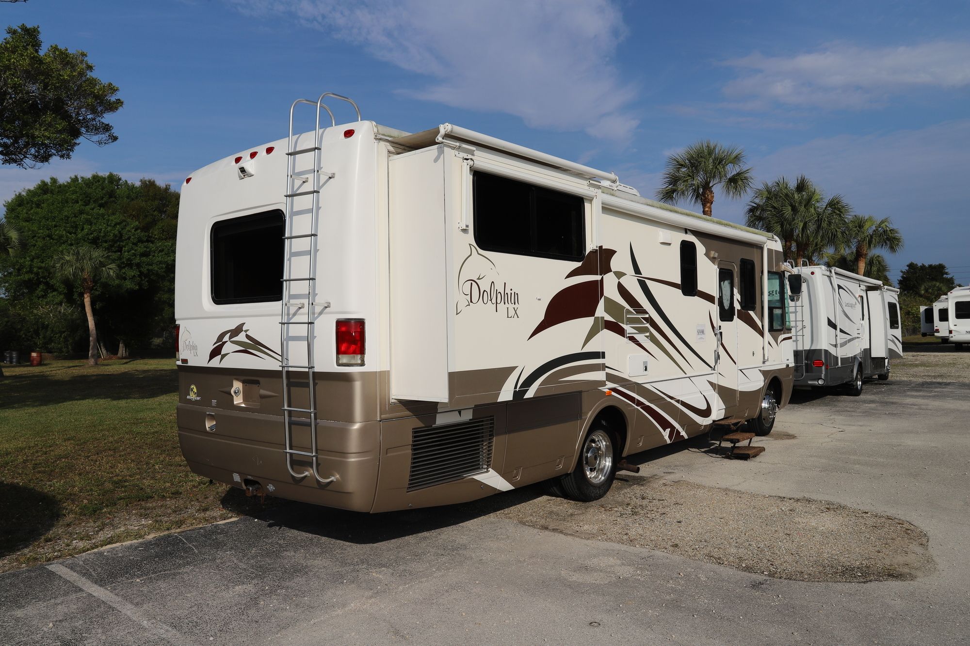 Used 2005 National Rv Dolphin 6320XL Class A  For Sale