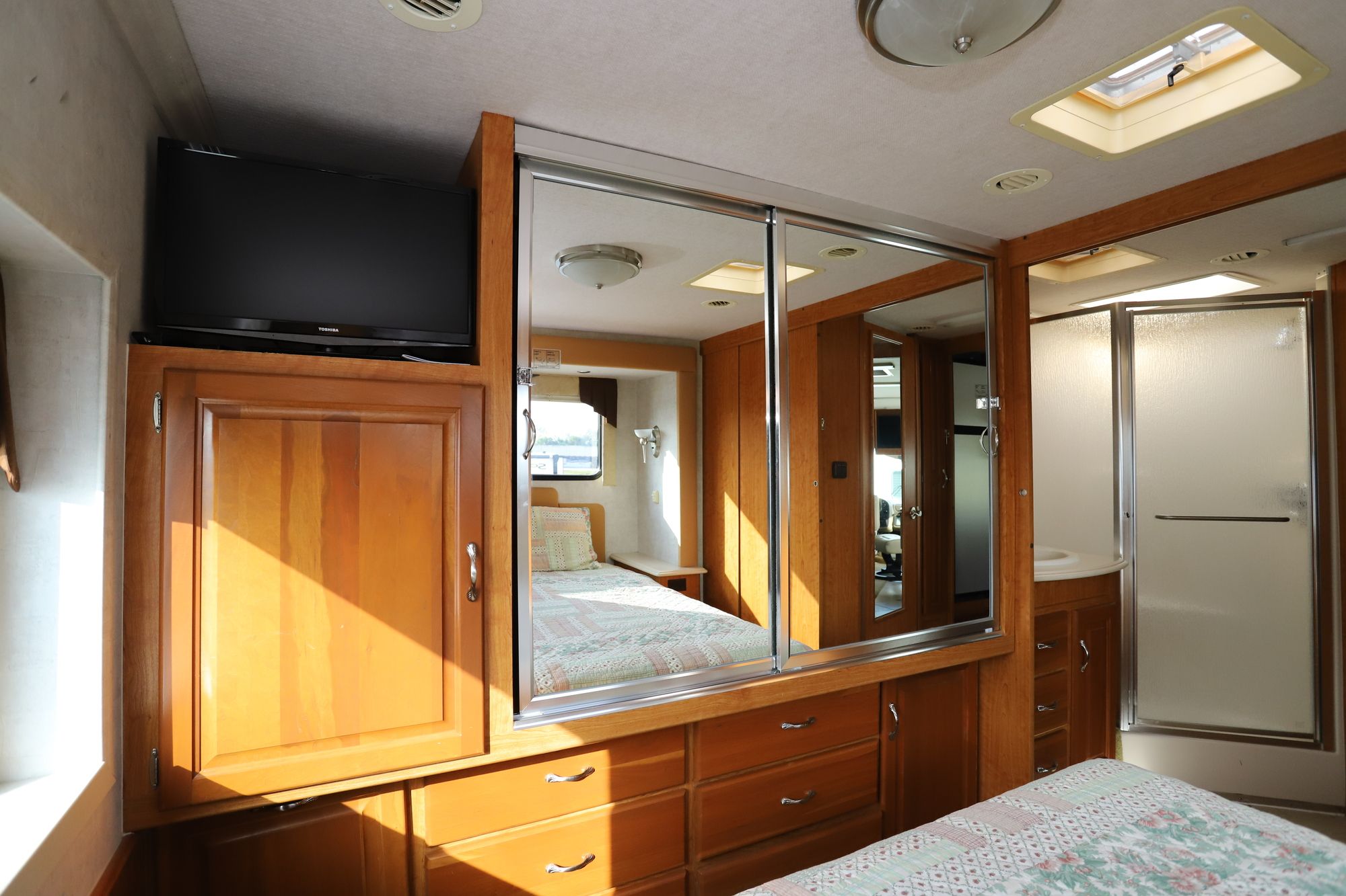 Used 2005 National Rv Dolphin 6320XL Class A  For Sale