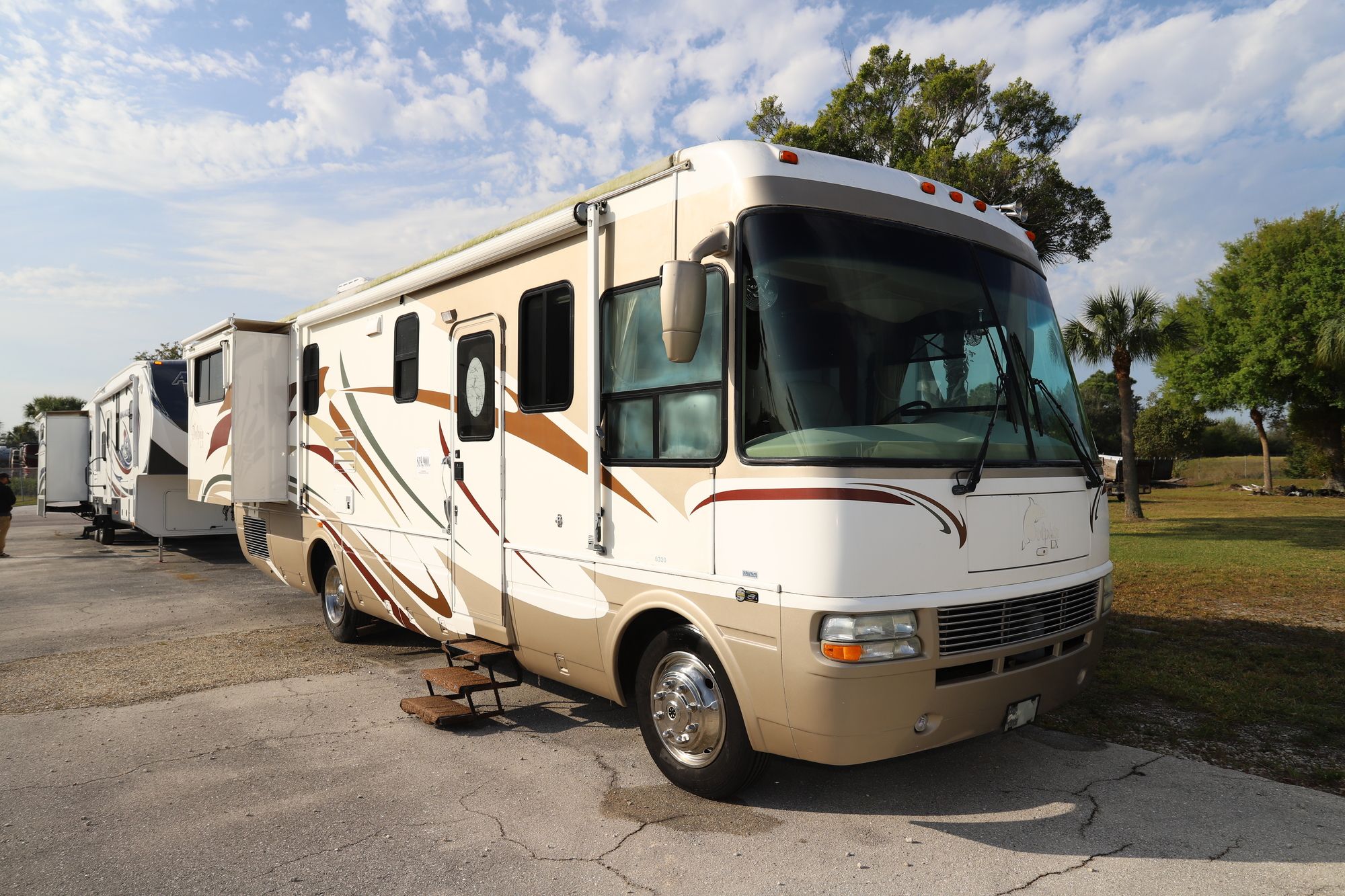 Used 2005 National Rv Dolphin 6320XL Class A  For Sale