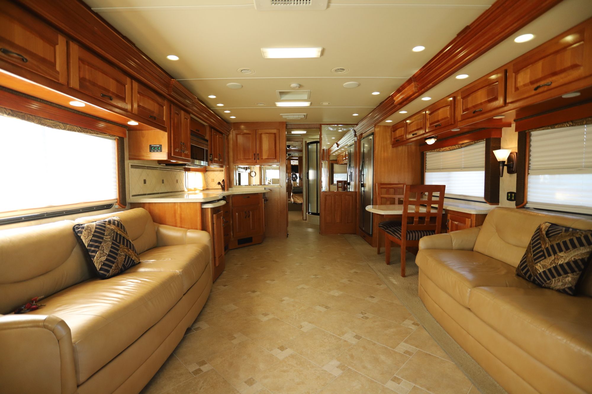 Used 2009 Monaco Camelot 42PDQ Class A  For Sale