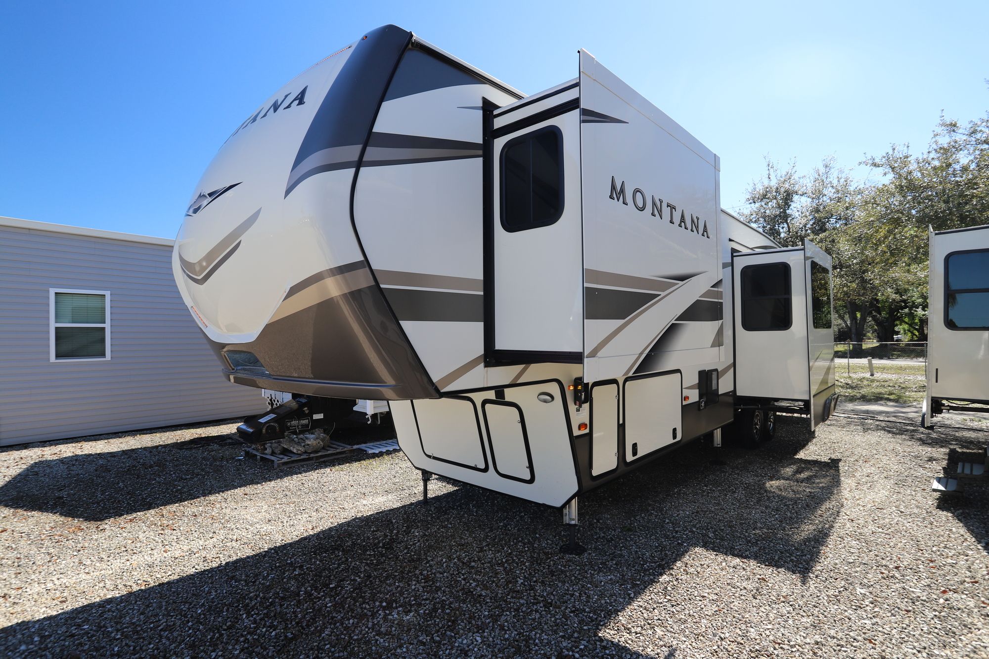 Used 2020 Keystone Montana 3700LK Fifth Wheel  For Sale