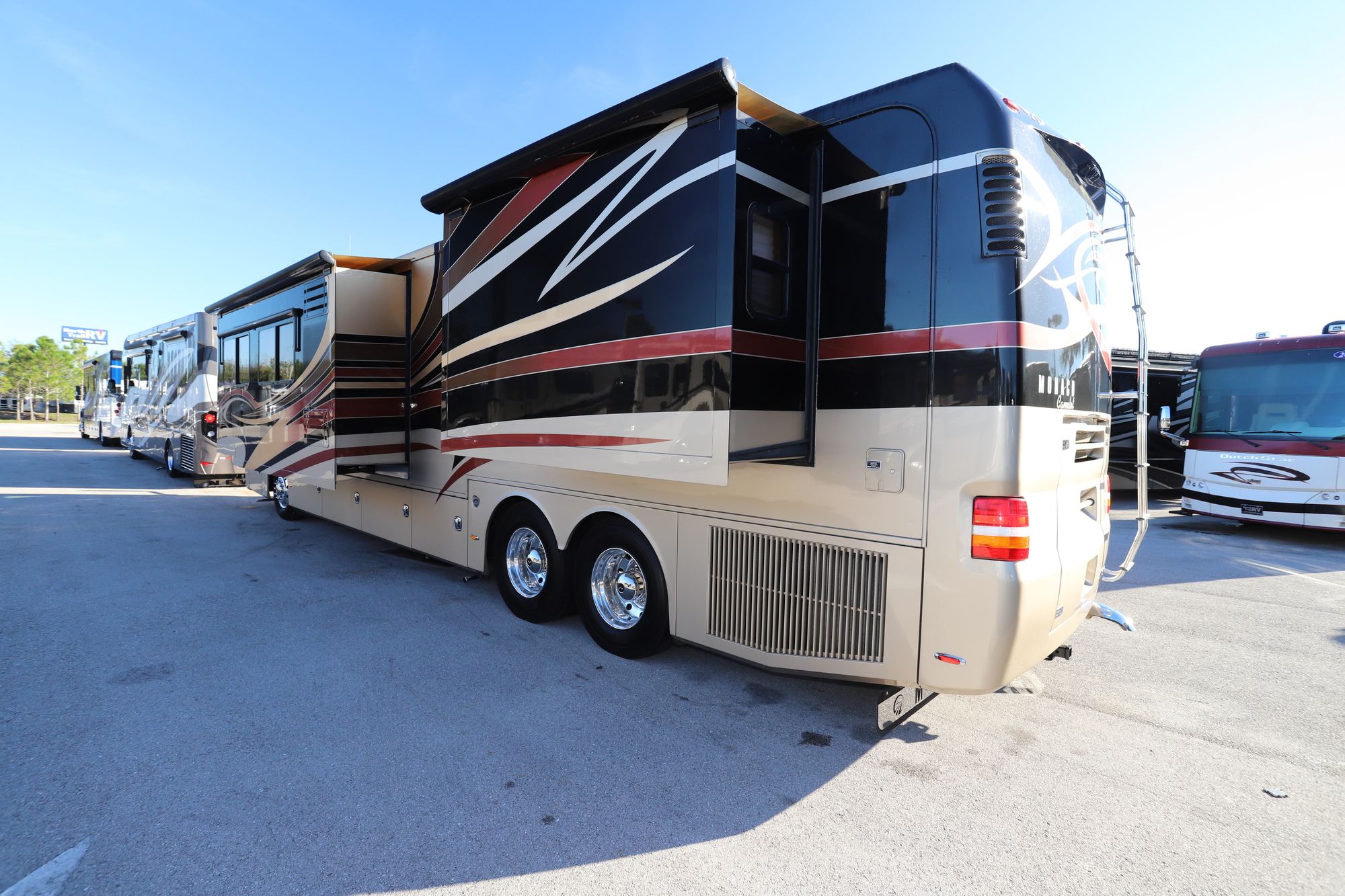 Used 2009 Monaco Camelot 42PDQ Class A  For Sale