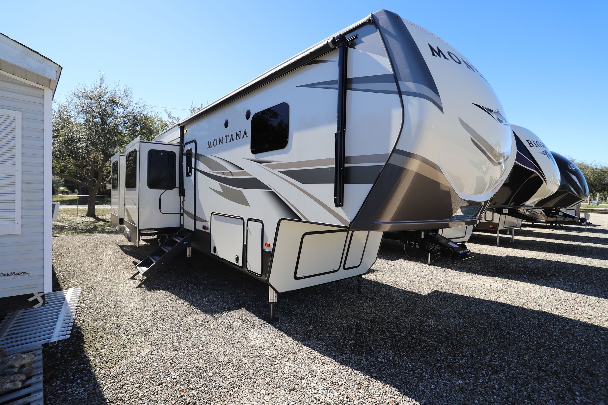 Used 2020 Keystone Montana 3700LK Fifth Wheel  For Sale