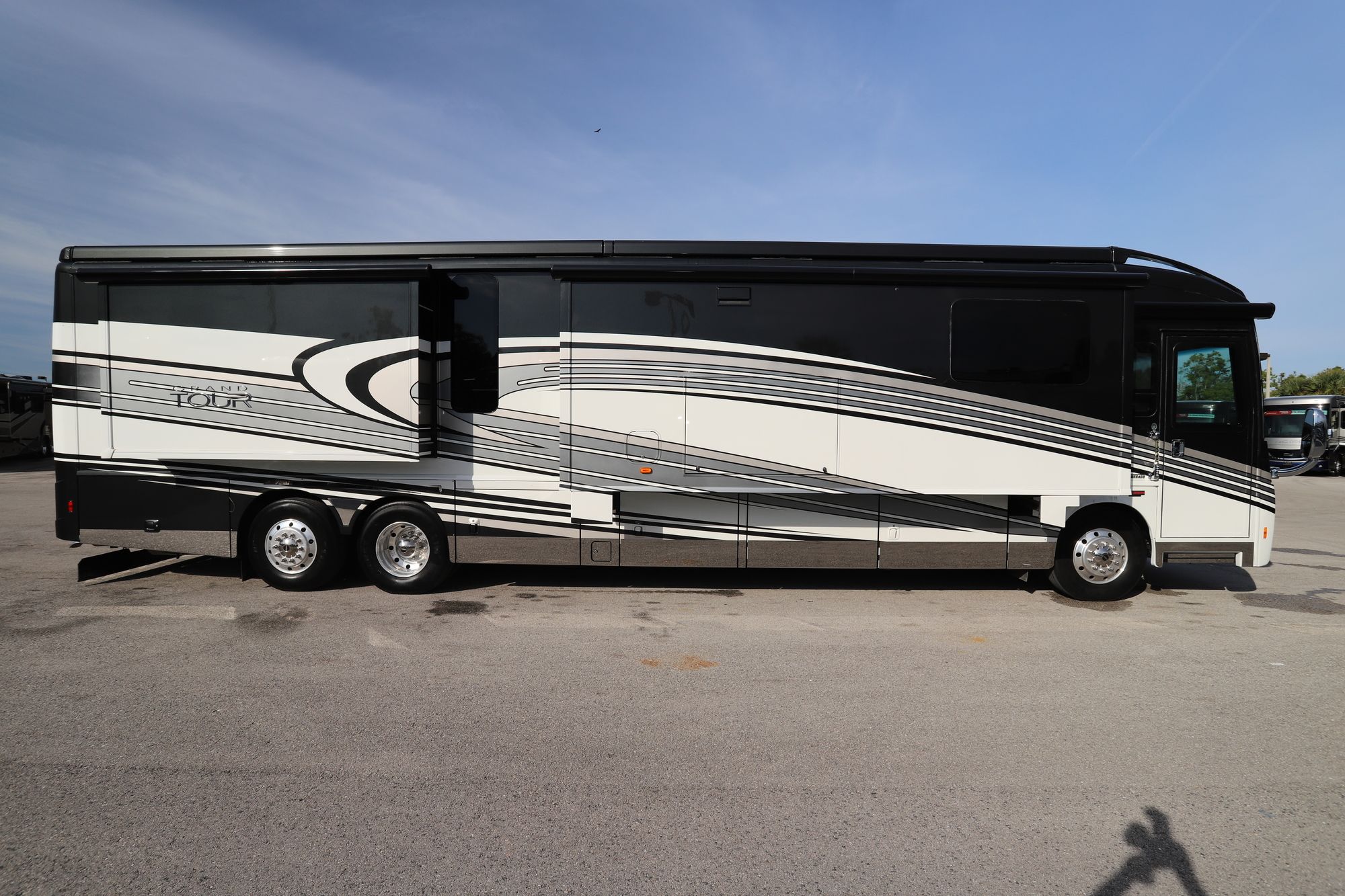 Used 2017 Winnebago Grand Tour 45RL Class A  For Sale