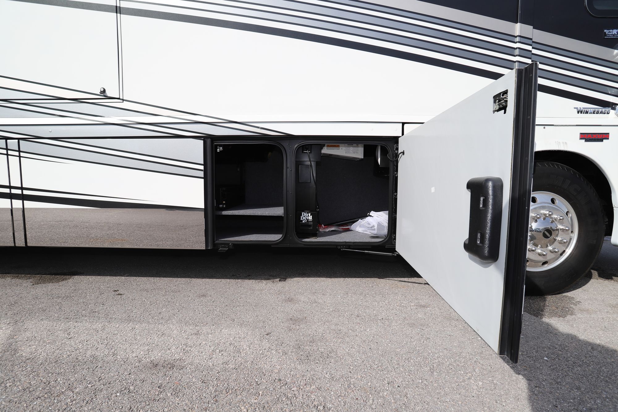 Used 2017 Winnebago Grand Tour 45RL Class A  For Sale