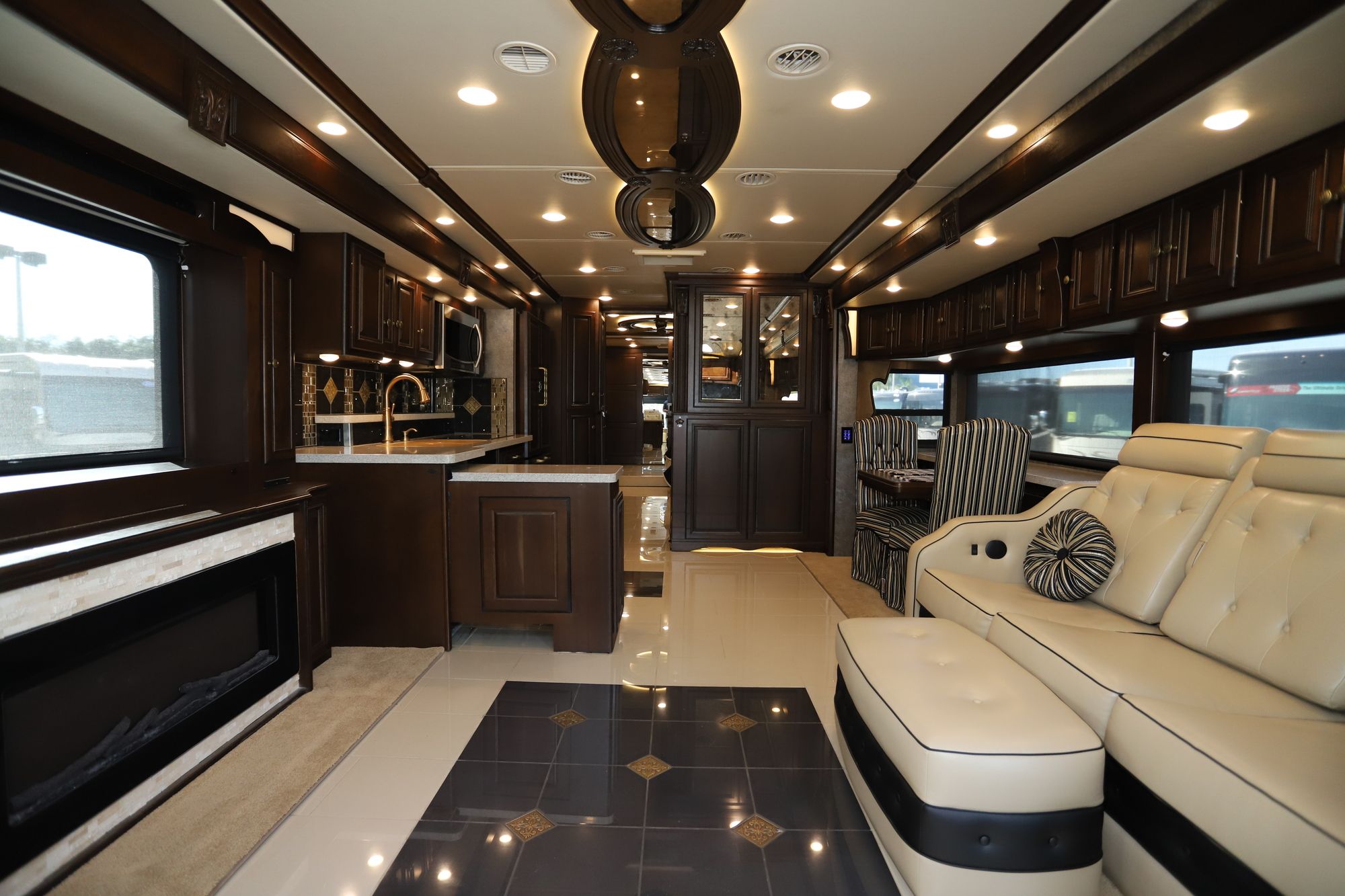 Used 2017 Winnebago Grand Tour 45RL Class A  For Sale