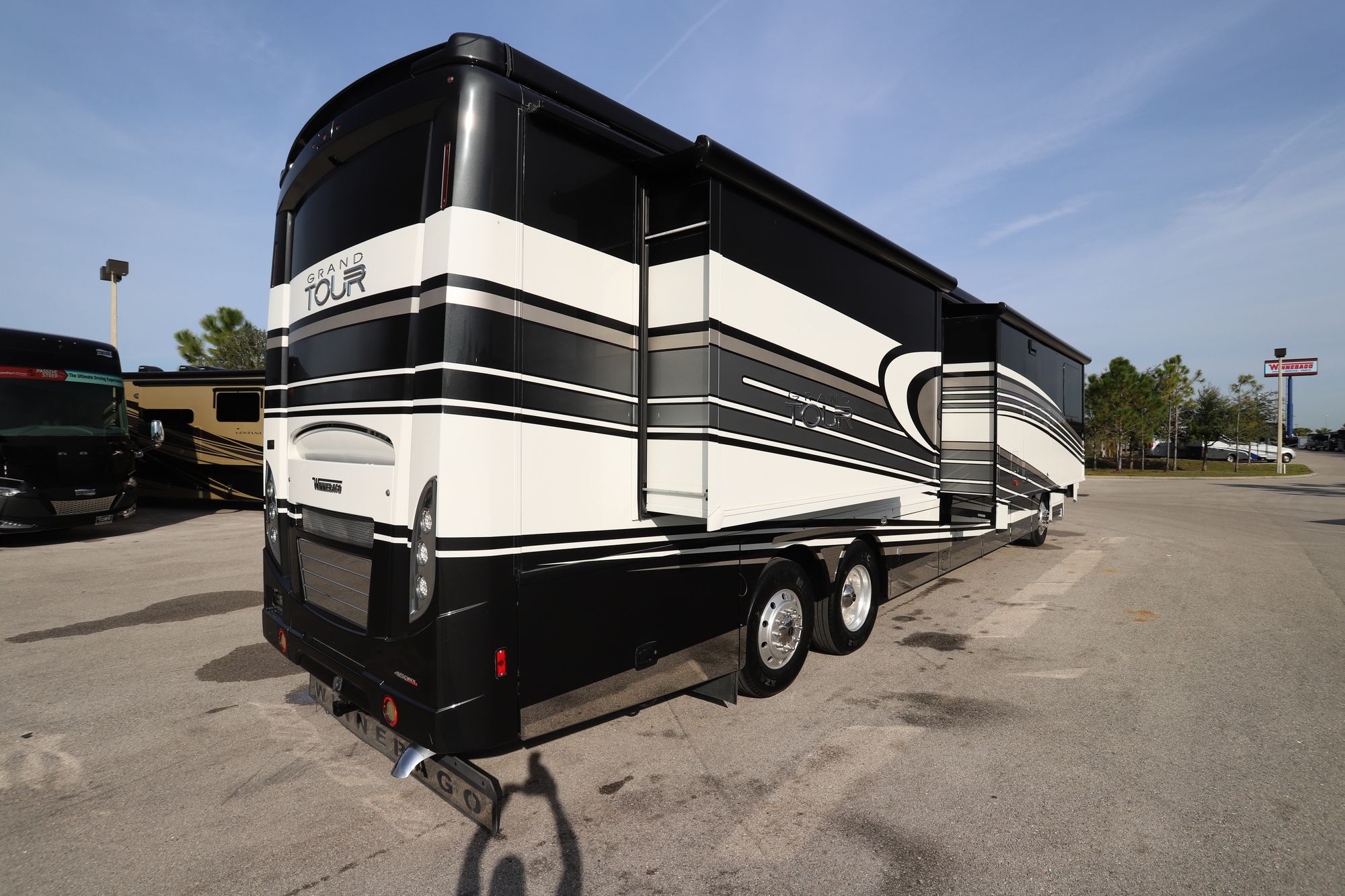 Used 2017 Winnebago Grand Tour 45RL Class A  For Sale