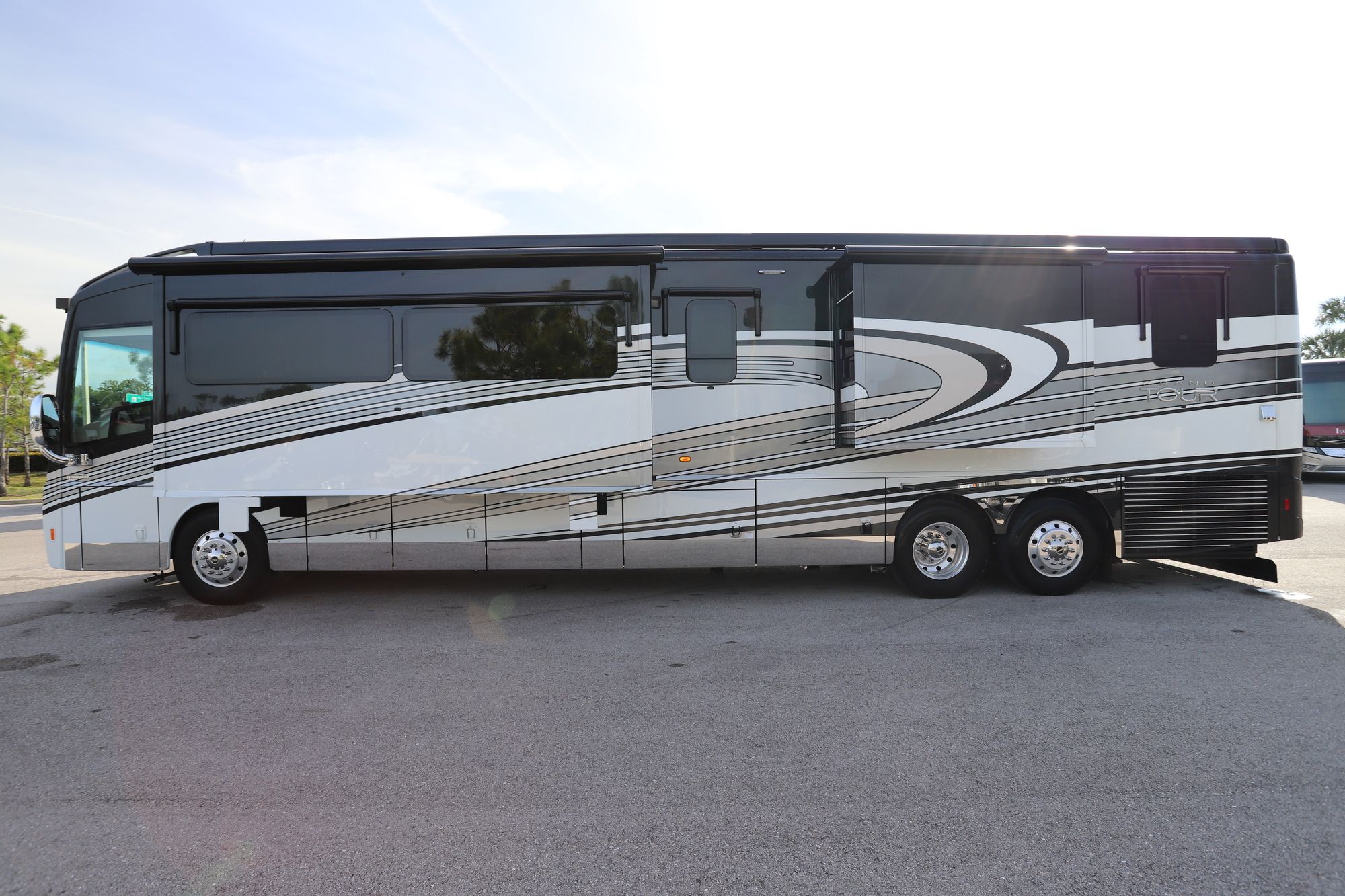 Used 2017 Winnebago Grand Tour 45RL Class A  For Sale