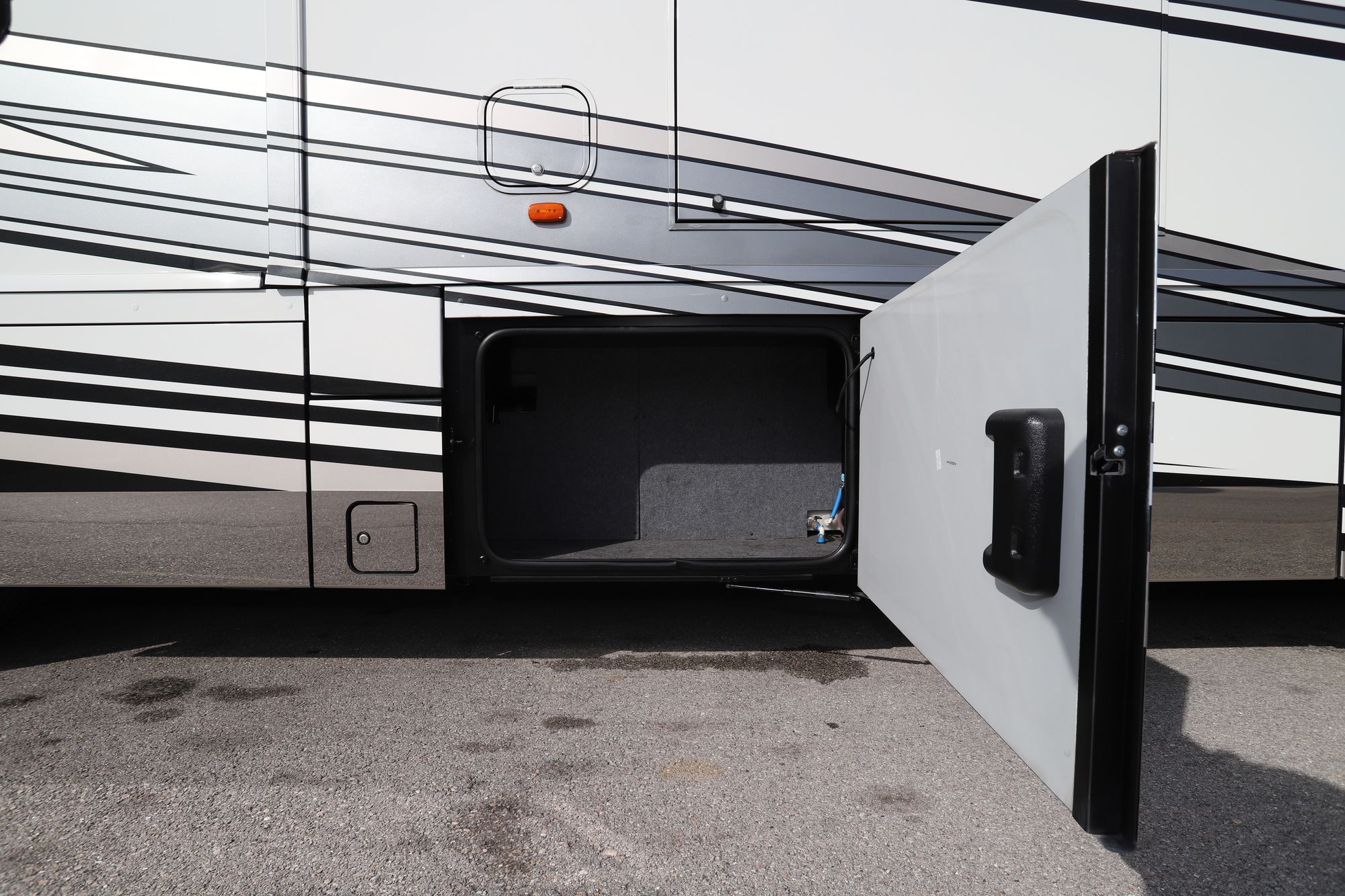 Used 2017 Winnebago Grand Tour 45RL Class A  For Sale