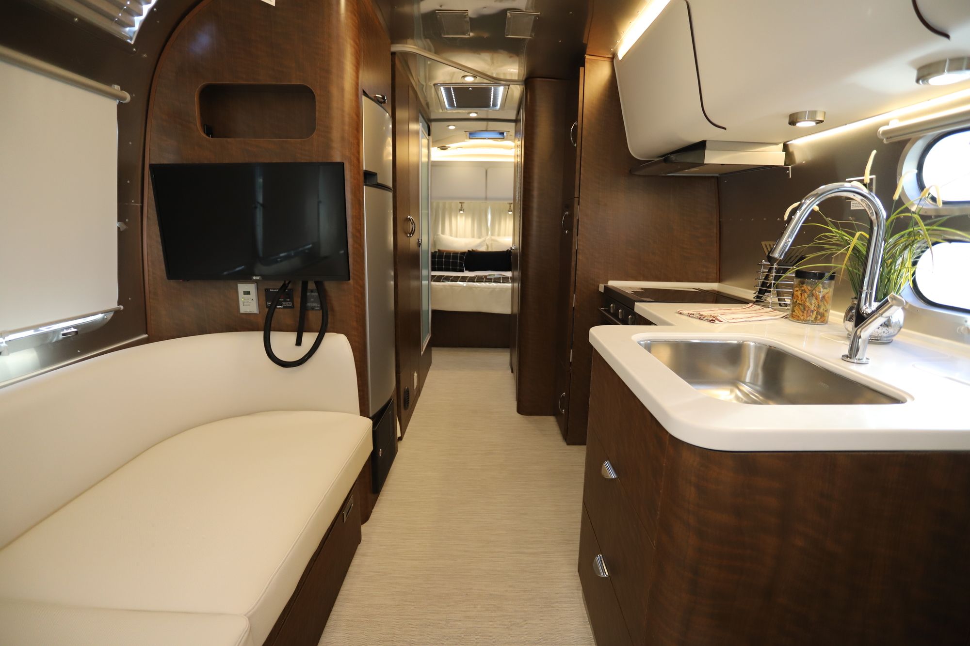 New 2020 Airstream Globetrotter 27FB Travel Trailer  For Sale