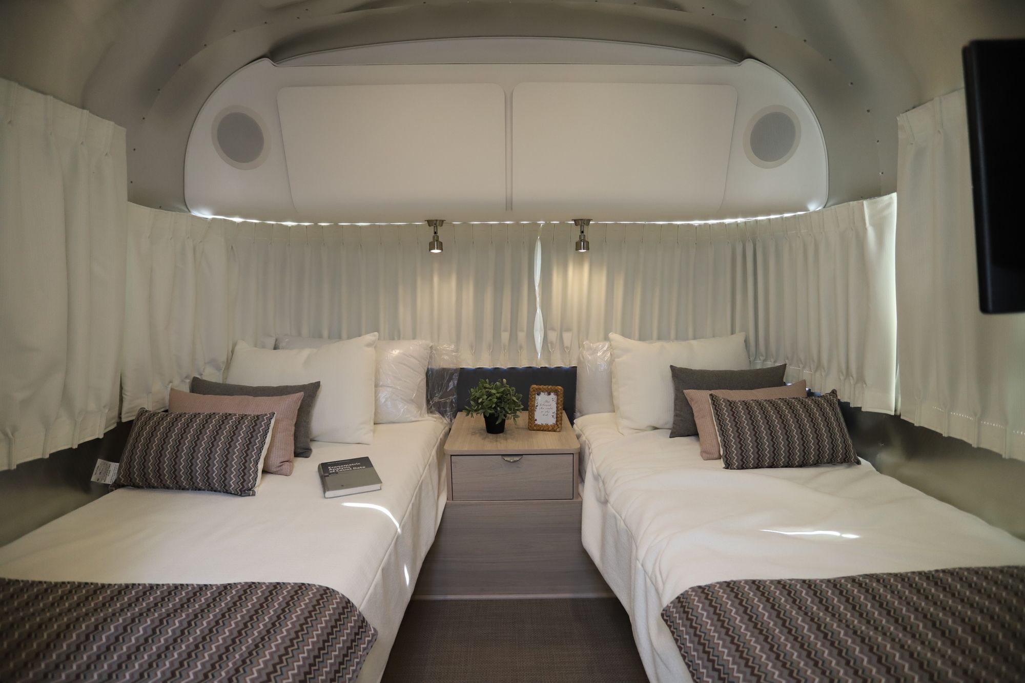 New 2020 Airstream Globetrotter 30RB Travel Trailer  For Sale