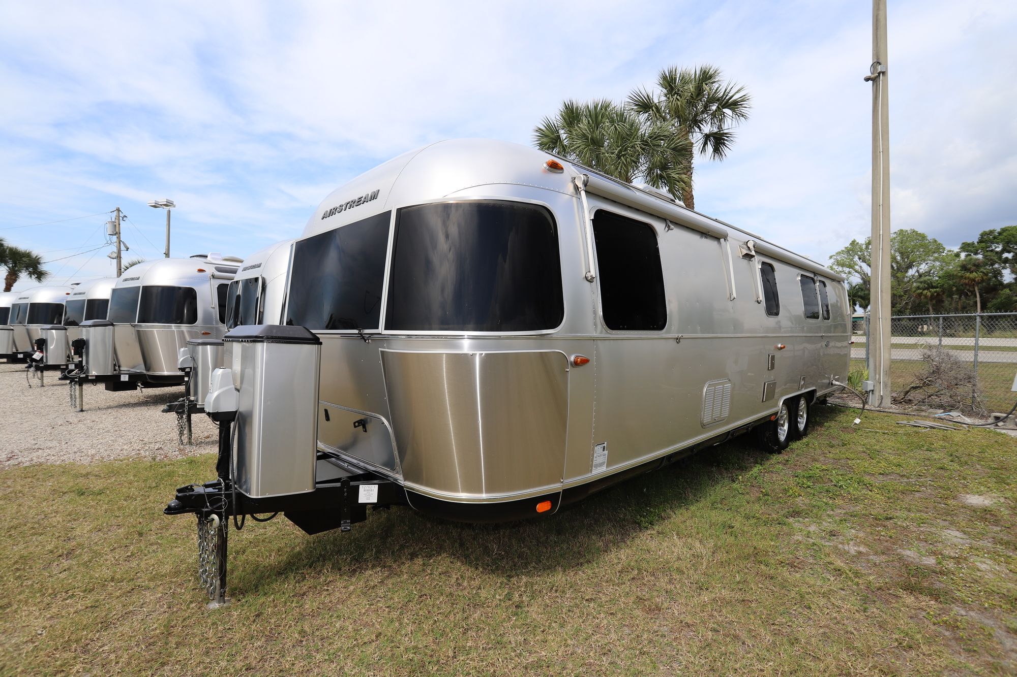 Used 2018 Airstream Classic 33FB Travel Trailer  For Sale