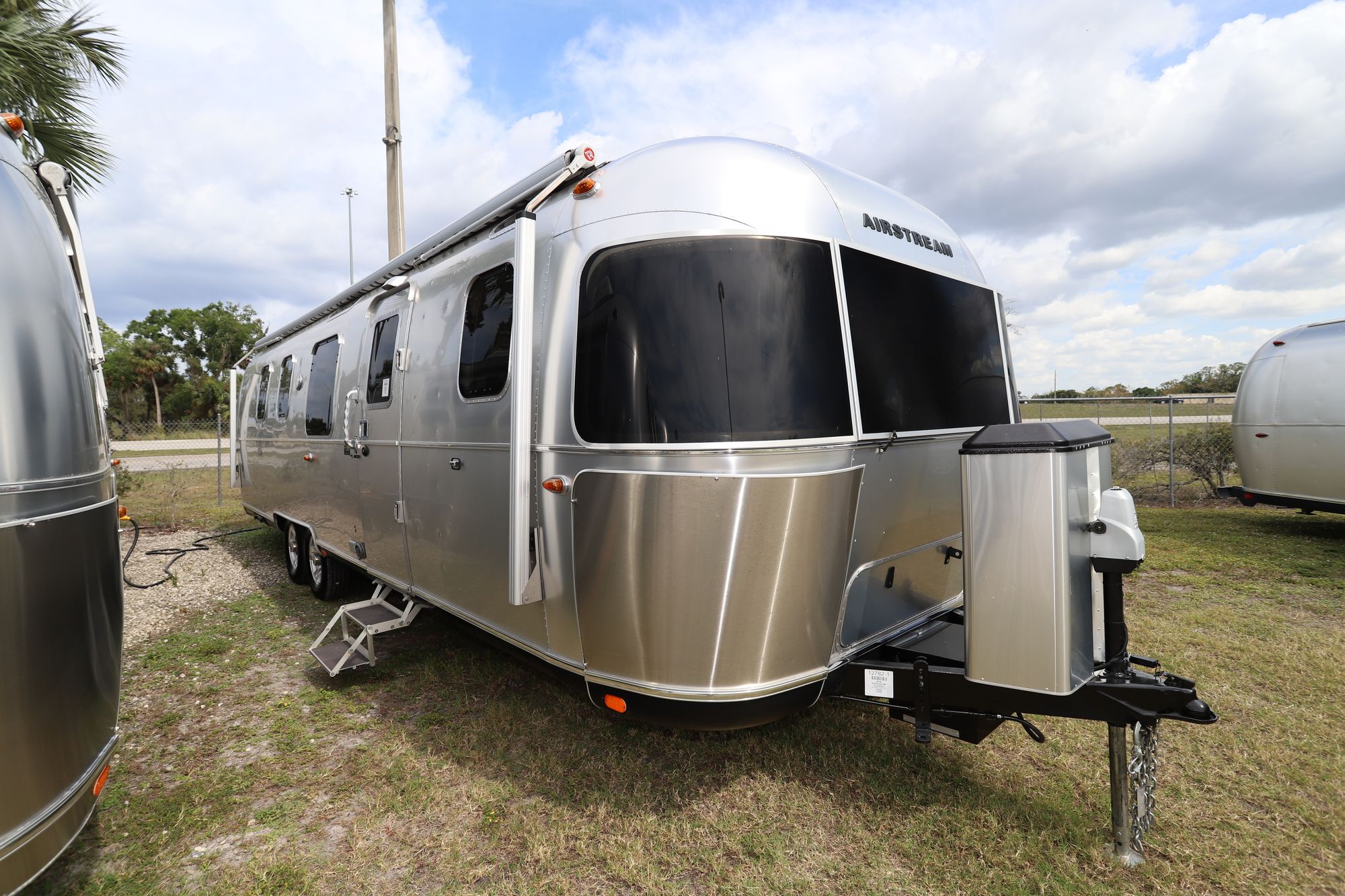 Used 2018 Airstream Classic 33FB Travel Trailer  For Sale