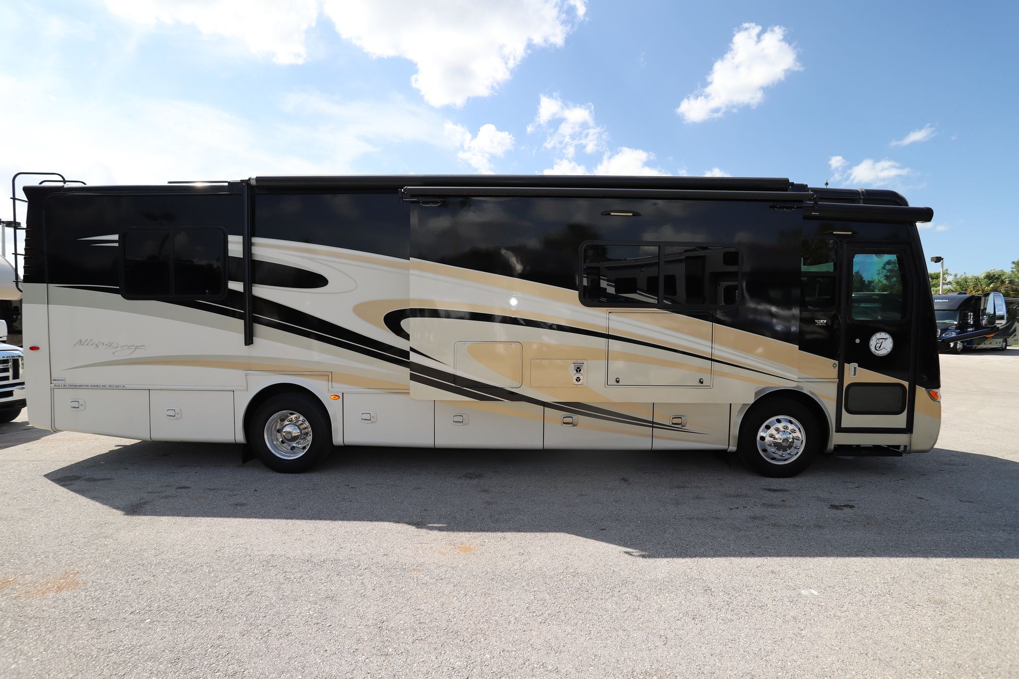 Used 2015 Tiffin Motor Homes Breeze 32BR Class A  For Sale