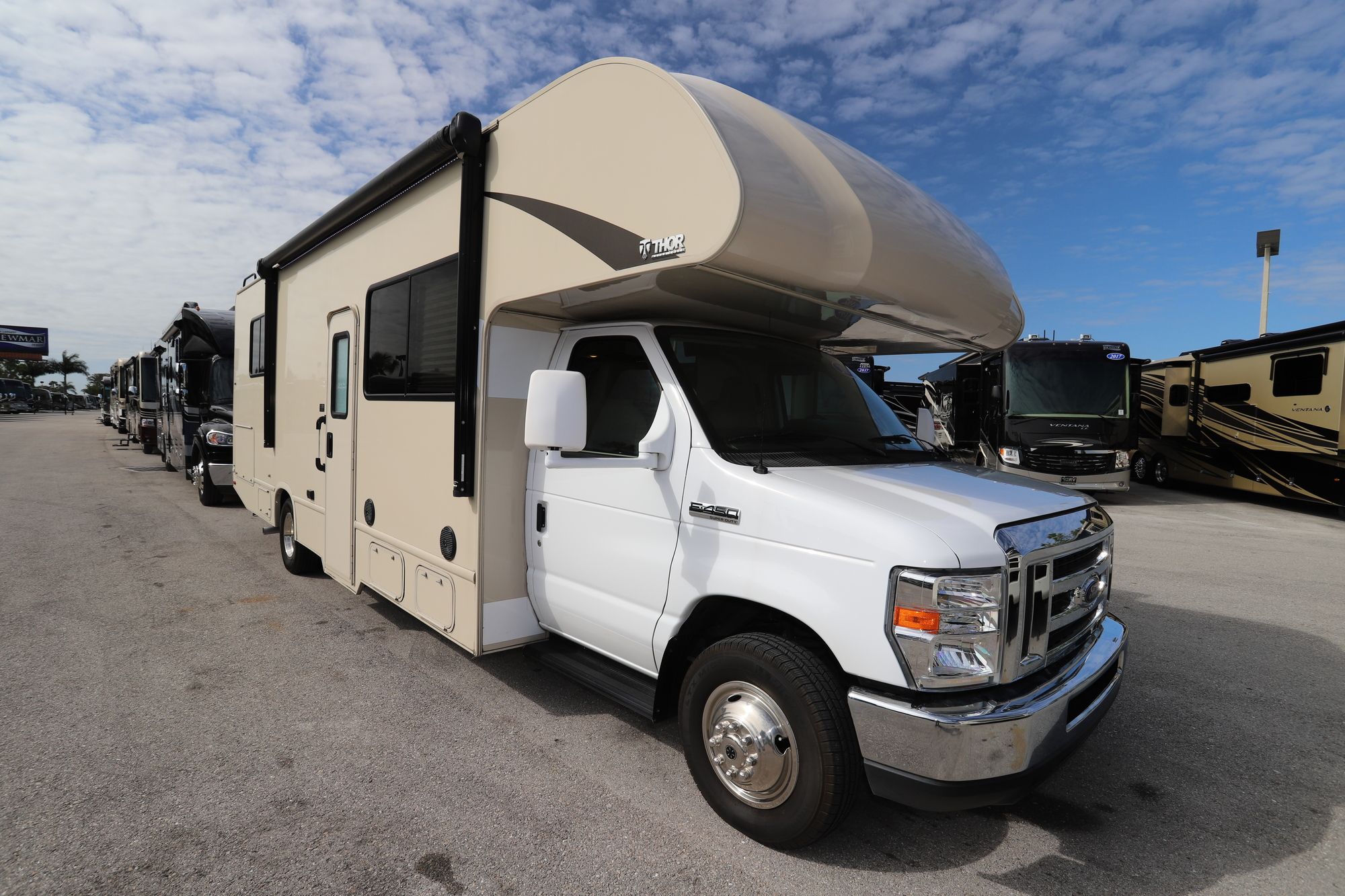 Used 2018 Thor Chateau 28Z Class C  For Sale