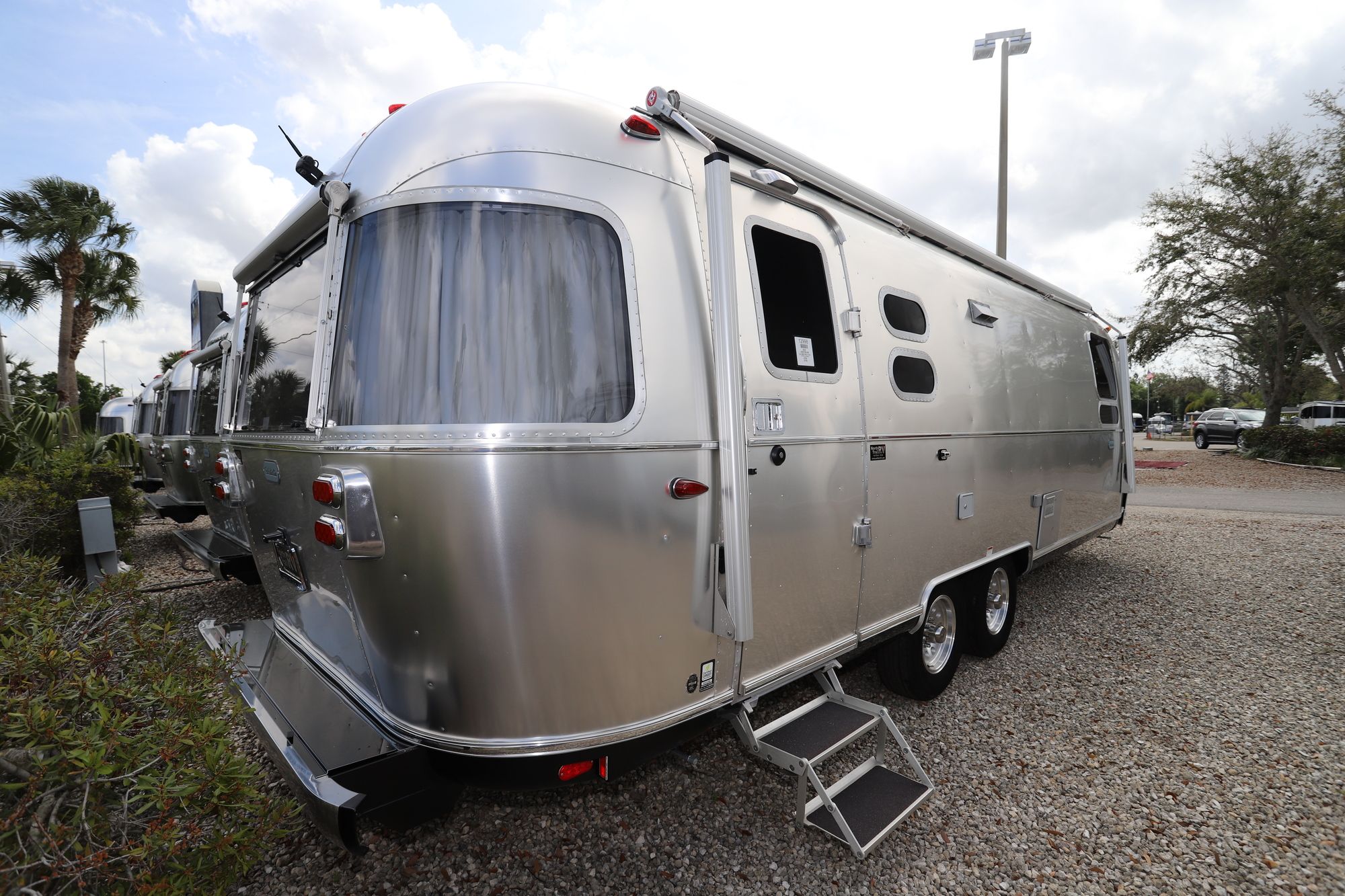 New 2020 Airstream Globetrotter 27FB Travel Trailer  For Sale