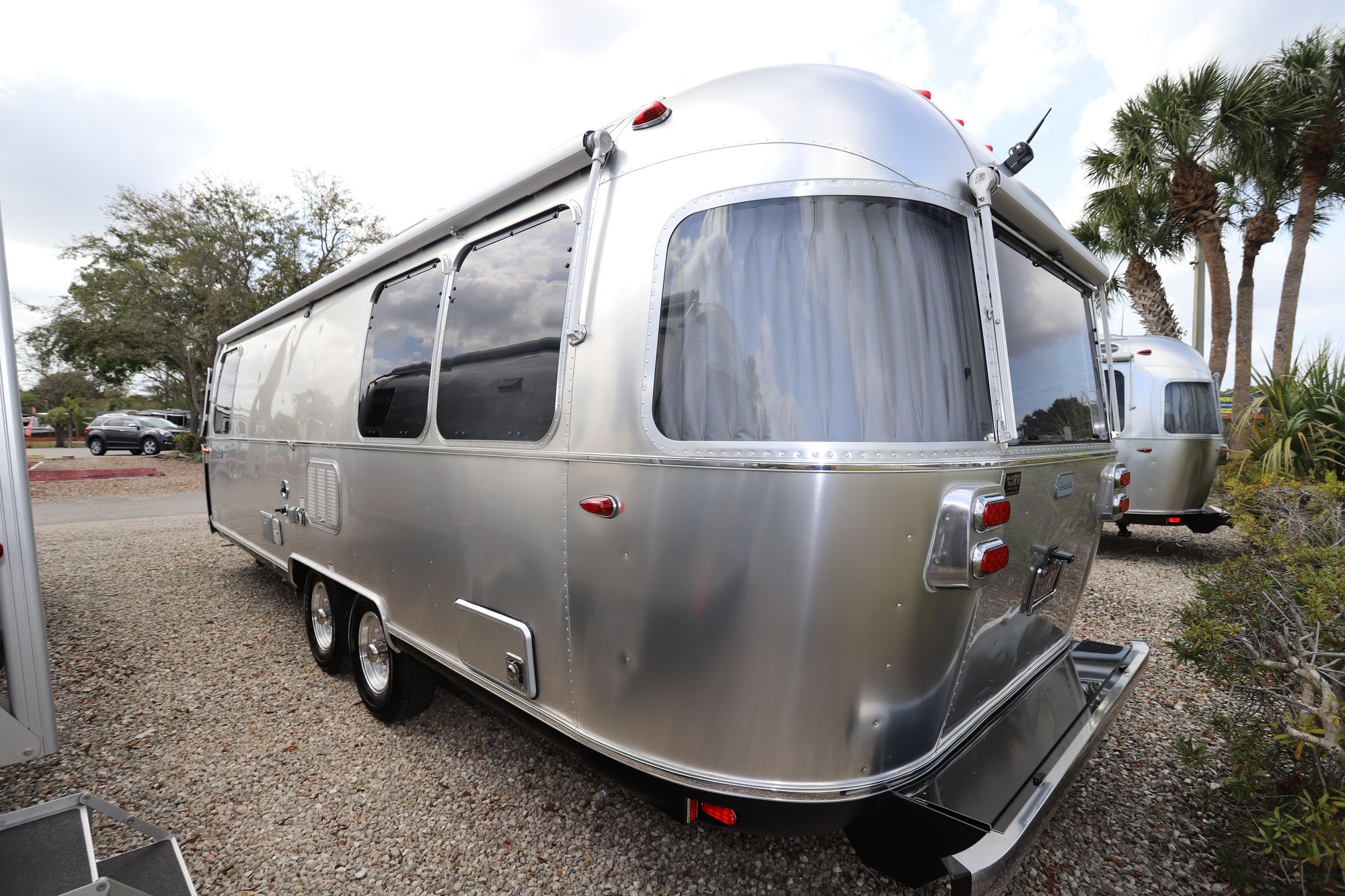 New 2020 Airstream Globetrotter 27FB Travel Trailer  For Sale