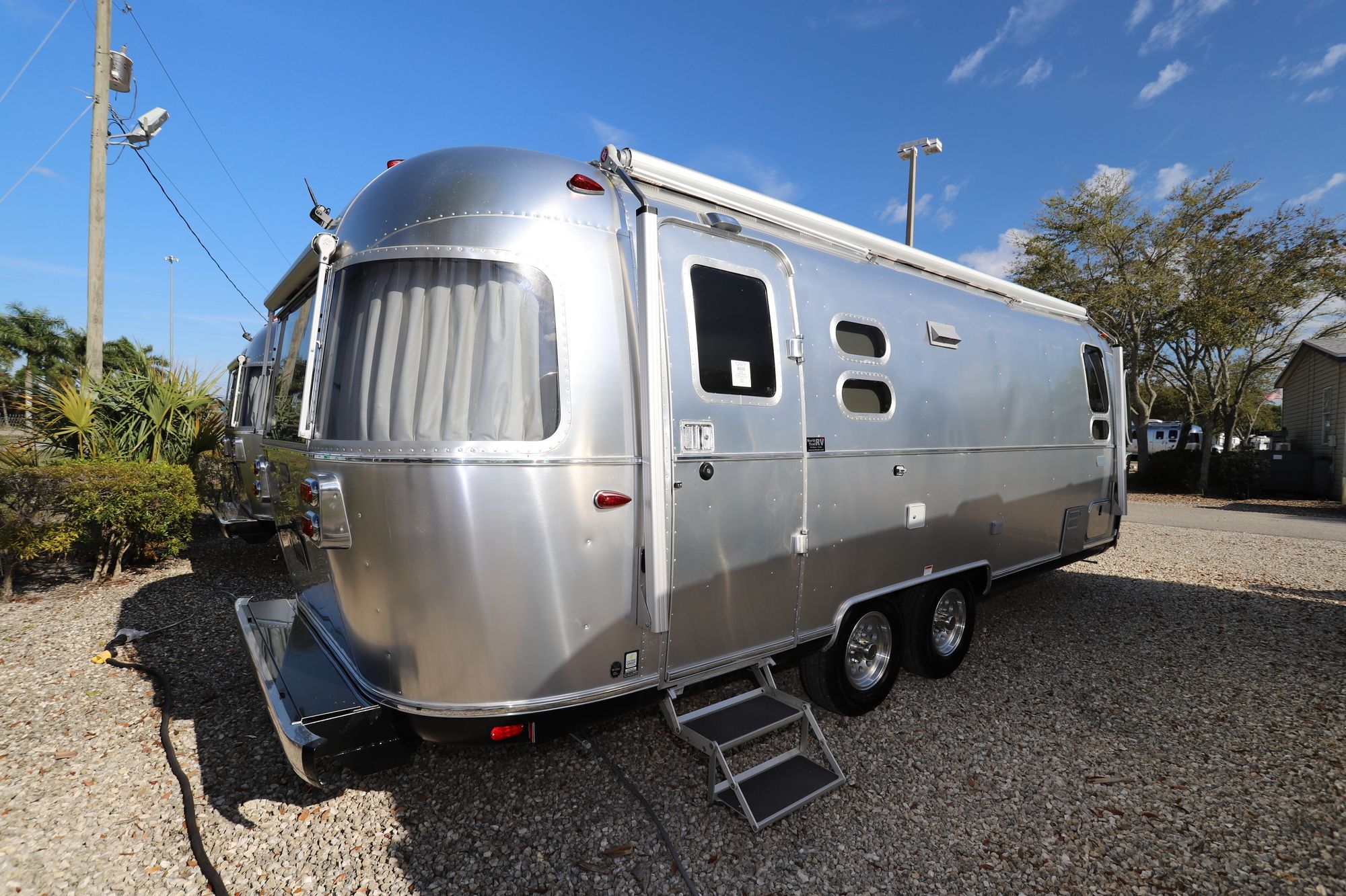 New 2020 Airstream Globetrotter 25FB Travel Trailer  For Sale