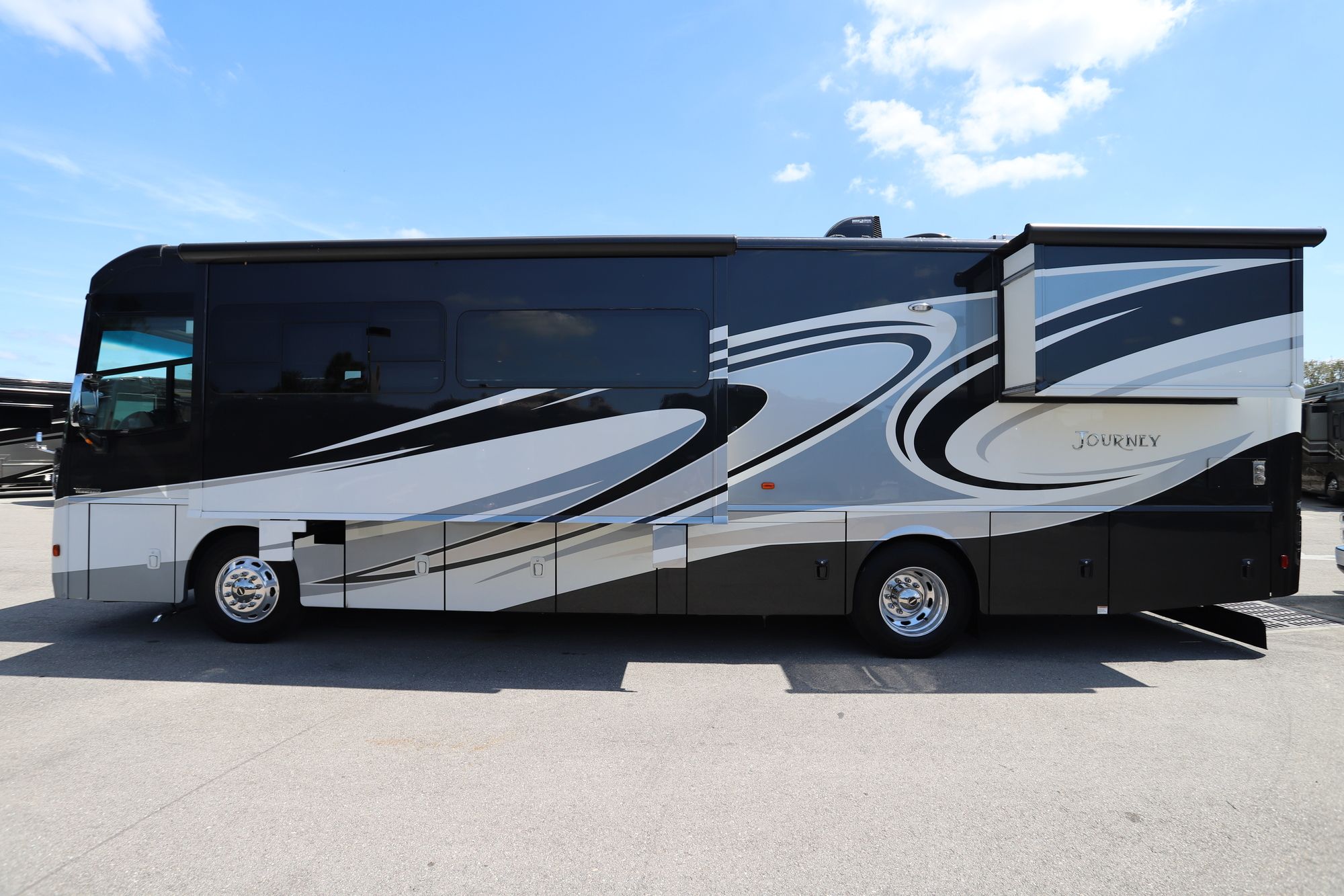 Used 2018 Winnebago Journey 36M Class A  For Sale