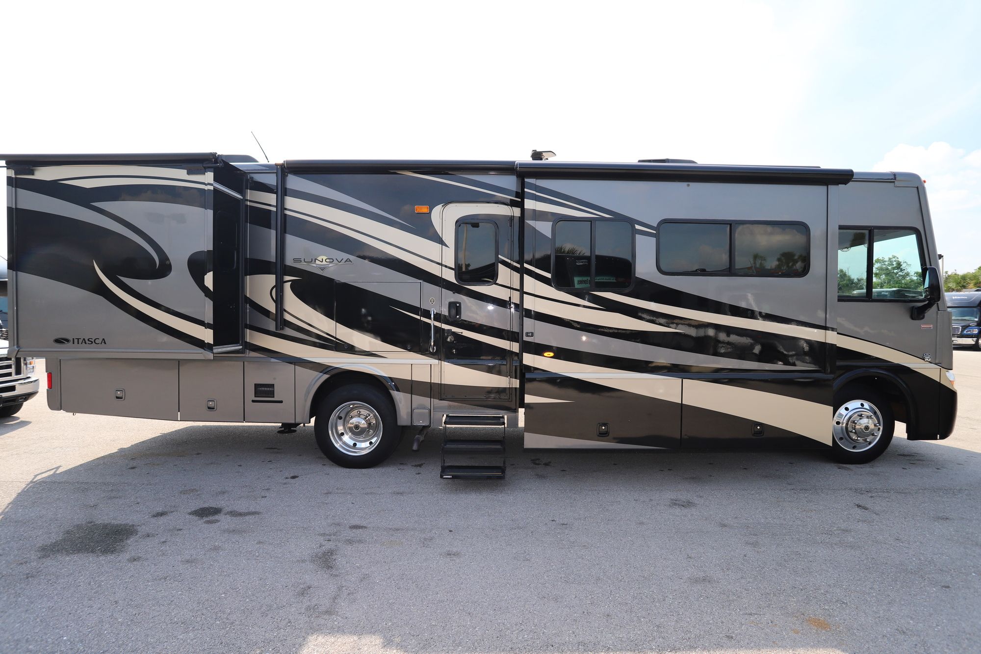 Used 2014 Itasca Sonova 33C Class A  For Sale