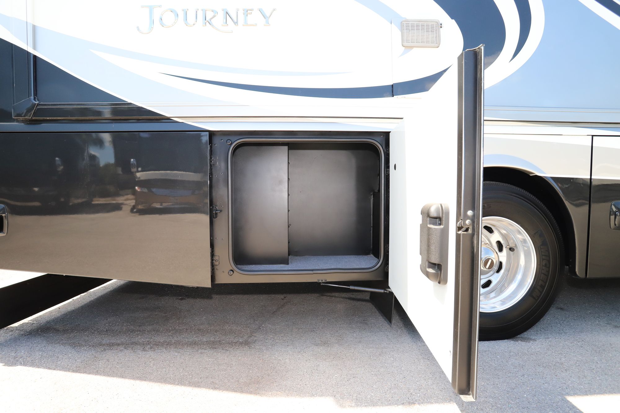 Used 2018 Winnebago Journey 36M Class A  For Sale