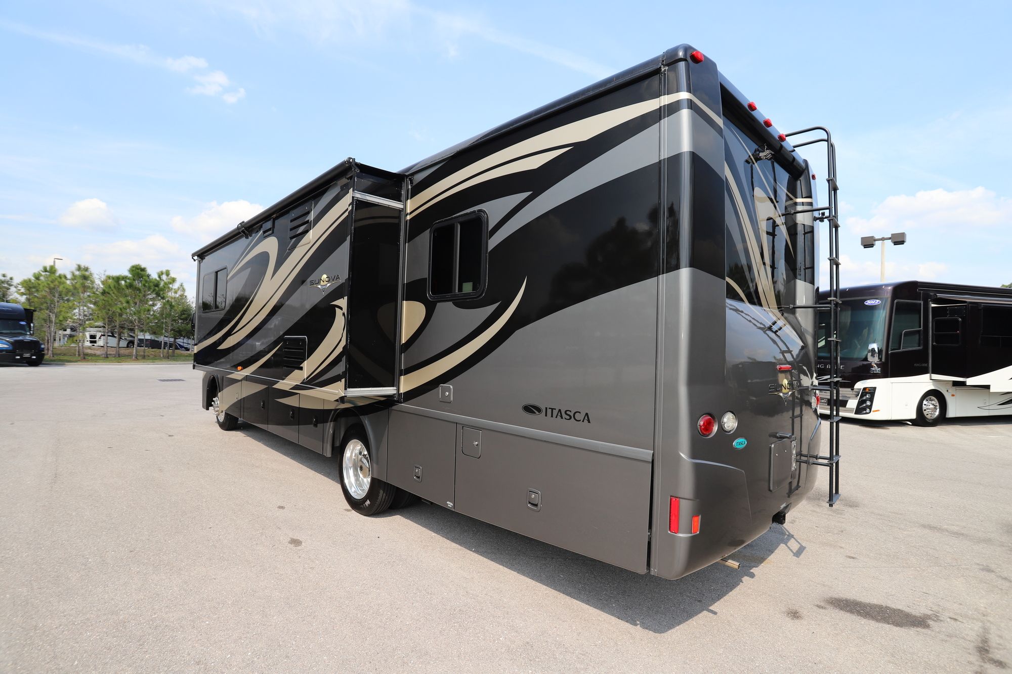 Used 2014 Itasca Sonova 33C Class A  For Sale