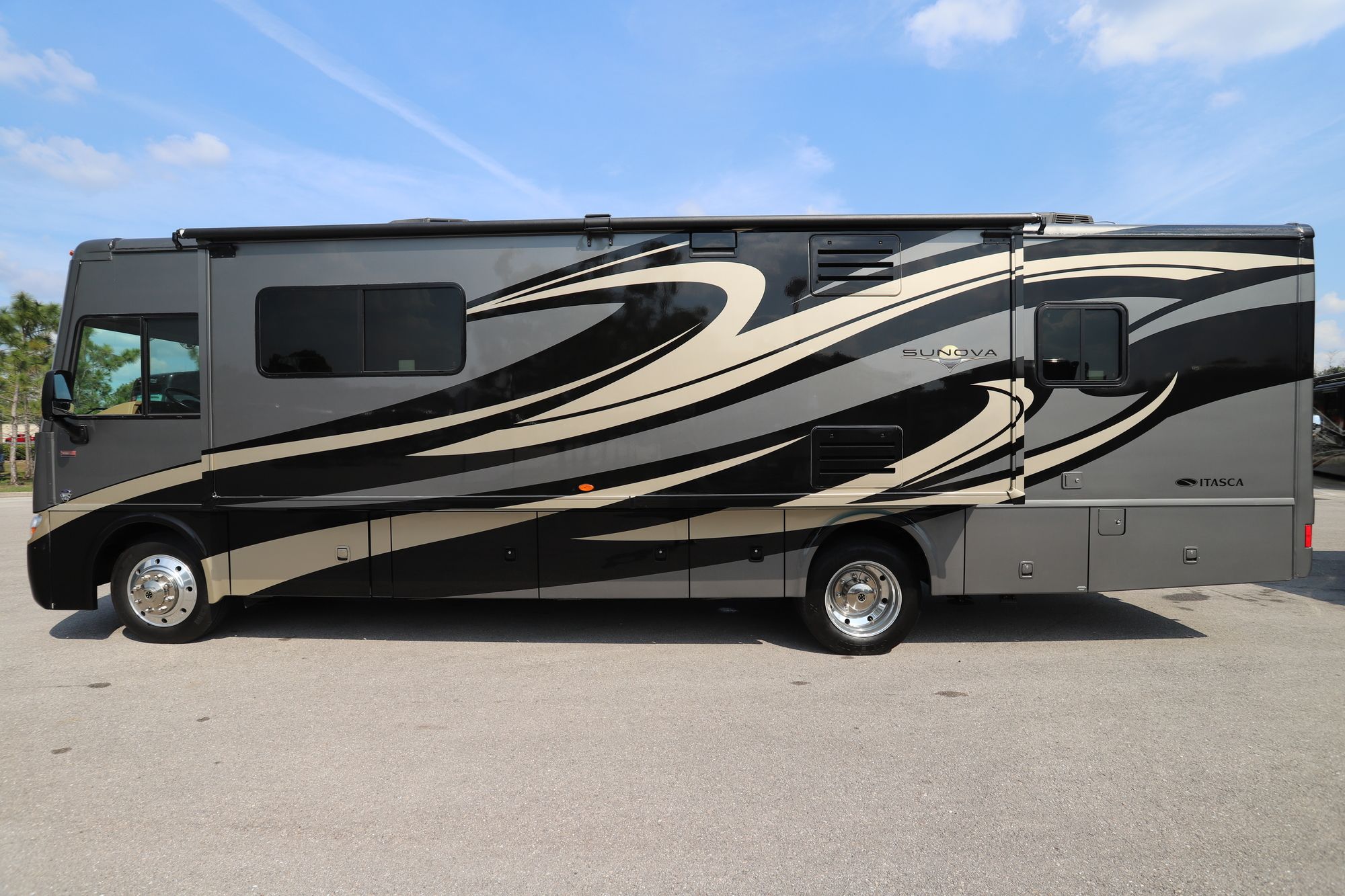 Used 2014 Itasca Sonova 33C Class A  For Sale