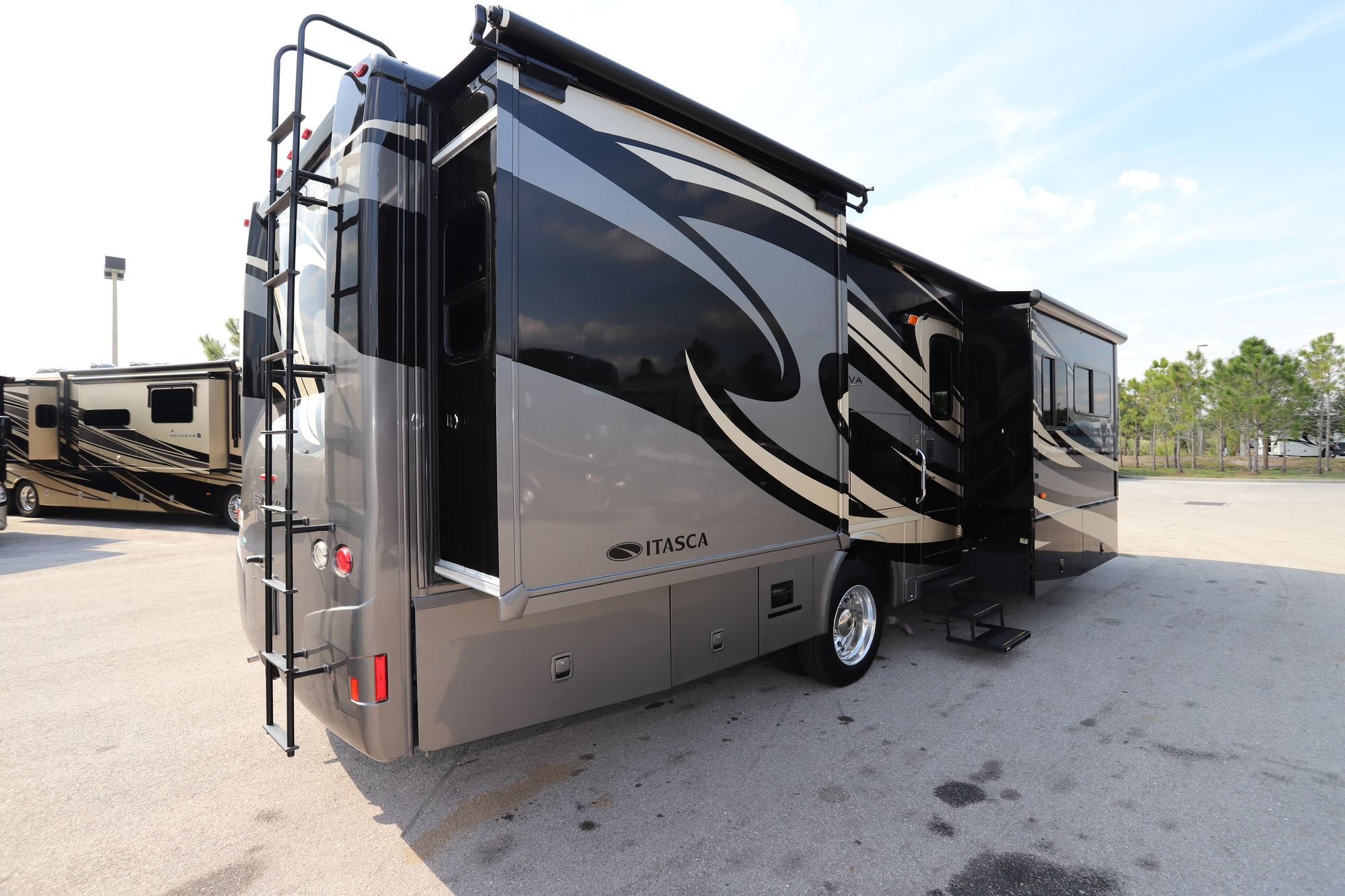 Used 2014 Itasca Sonova 33C Class A  For Sale