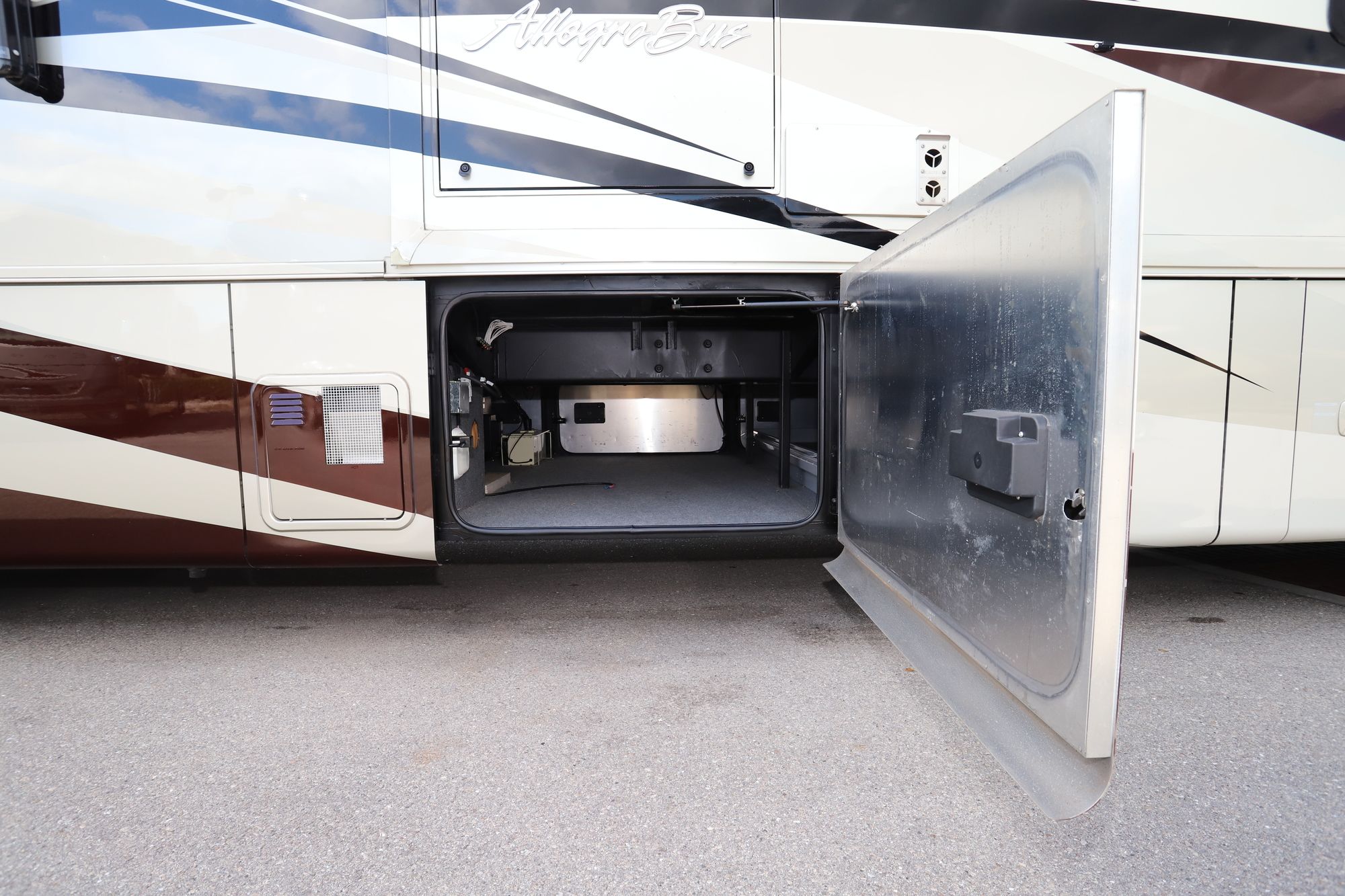 Used 2010 Tiffin Motor Homes Allegro Bus 40QXP Class A  For Sale