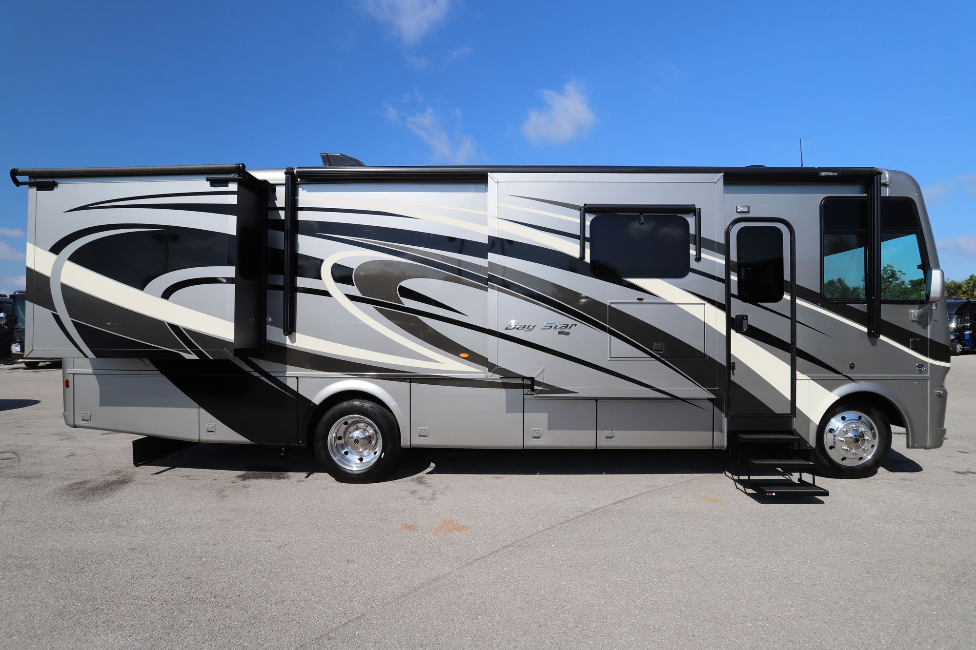 Used 2019 Newmar Bay Star 3226 Class A  For Sale