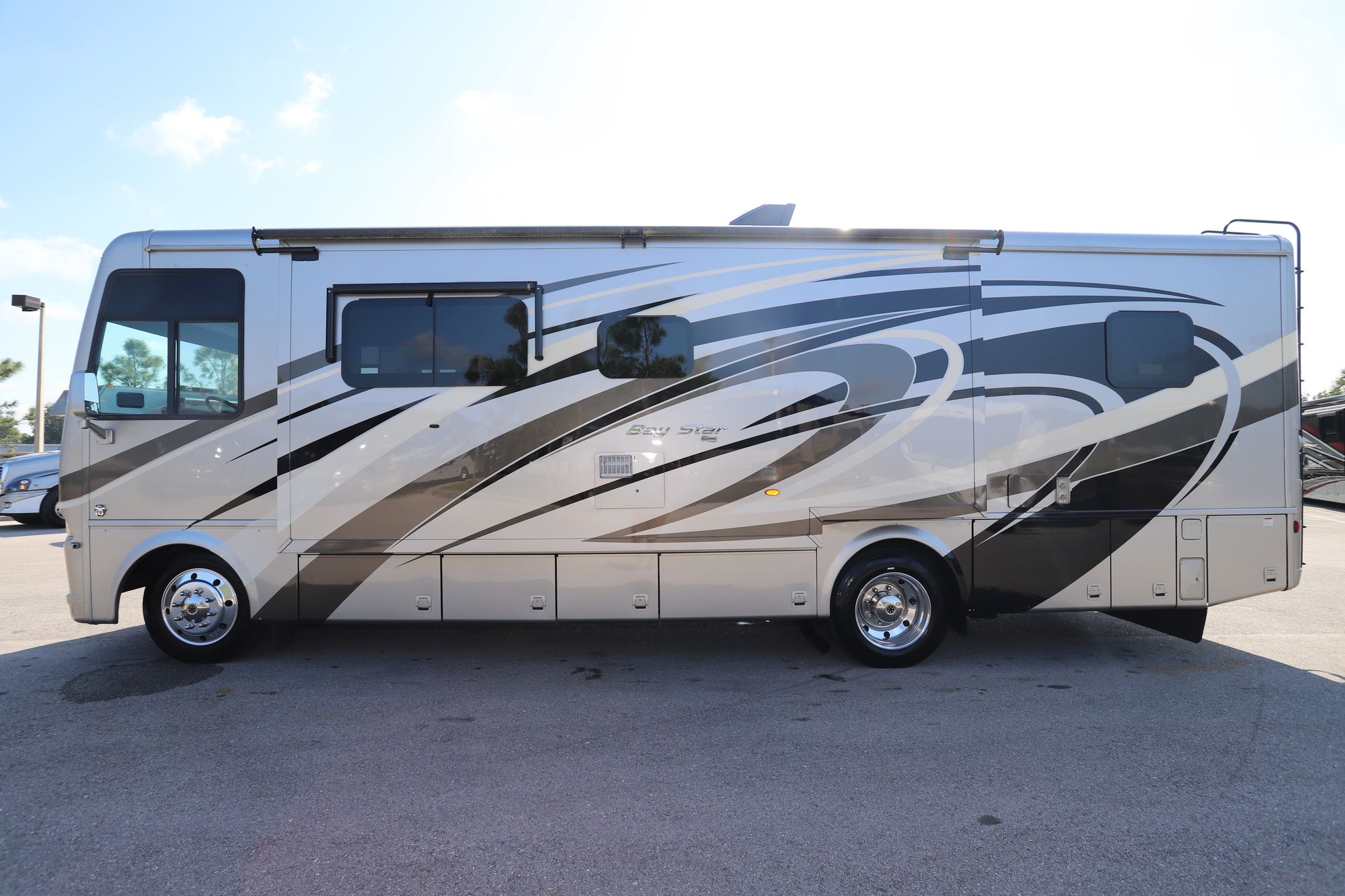 Used 2019 Newmar Bay Star 3226 Class A  For Sale