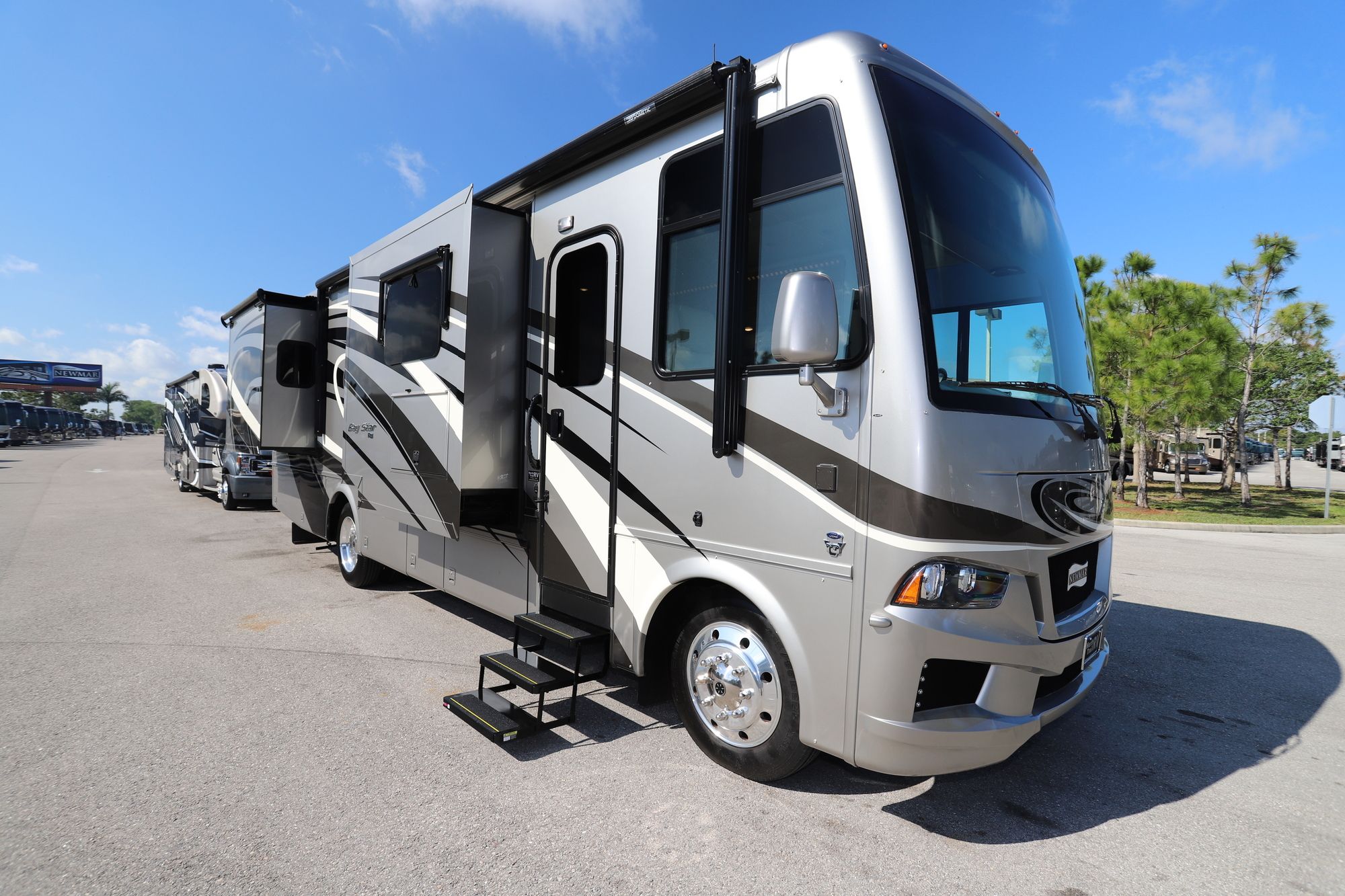 Used 2019 Newmar Bay Star 3226 Class A  For Sale