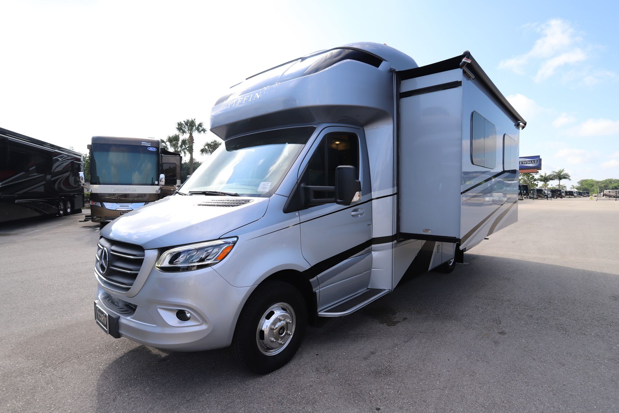 New 2020 Tiffin Motor Homes Wayfarer 25RW Class C  For Sale