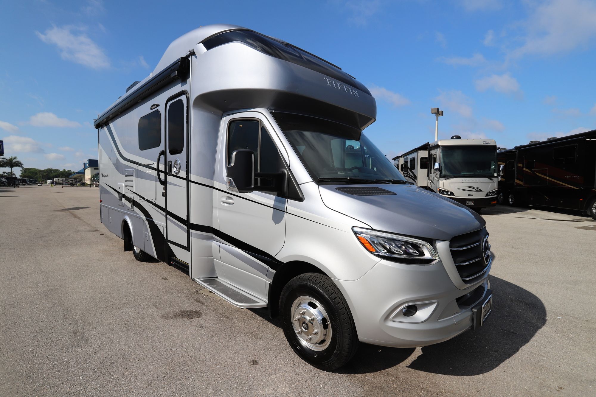 New 2020 Tiffin Motor Homes Wayfarer 25RW Class C  For Sale